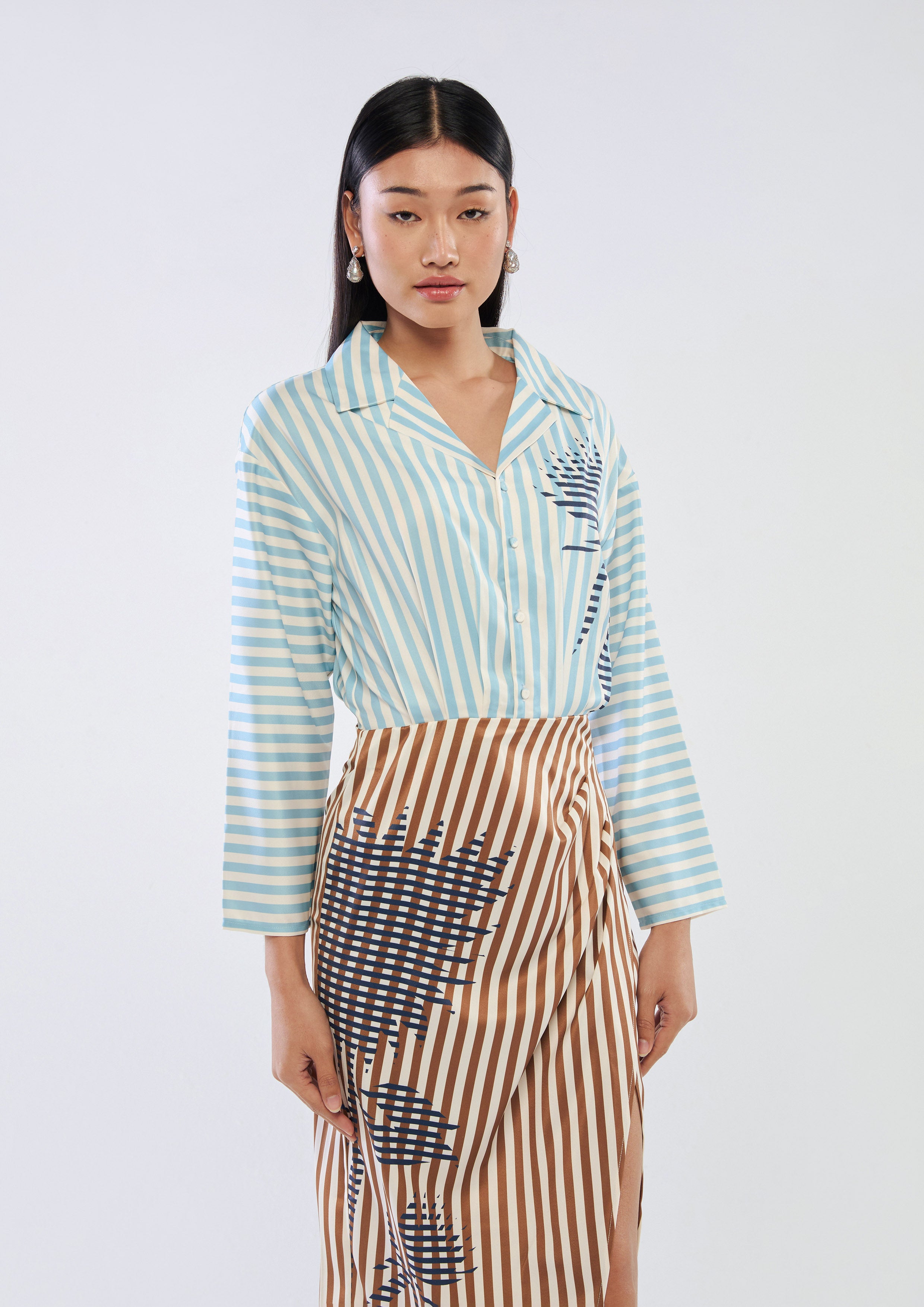 เดรสสั้นลายทางกระโปรงผ่าข้าง