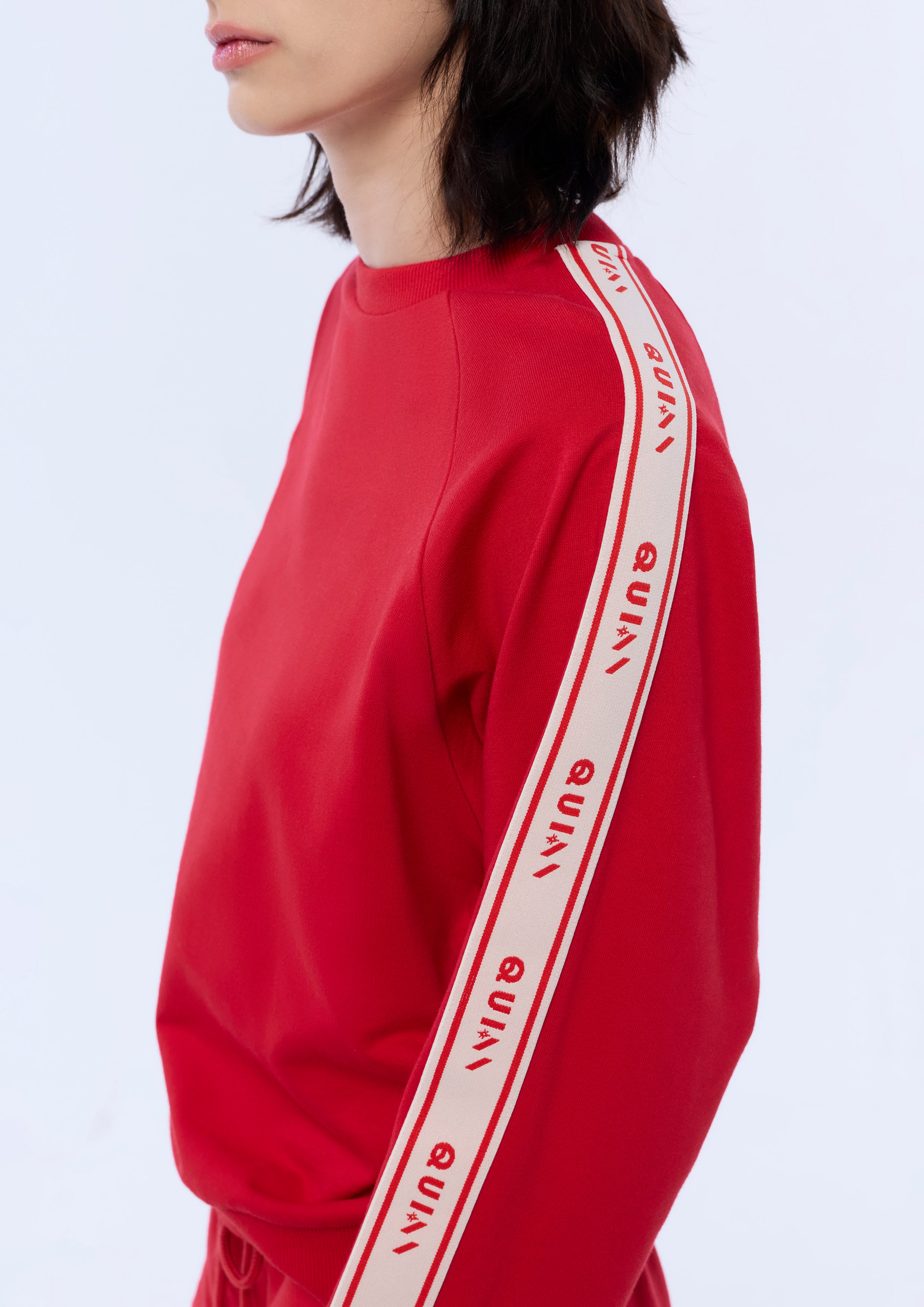 เสื้อพูลโอเวอร์แขนยาวแต่งขอบคอนทราสต์