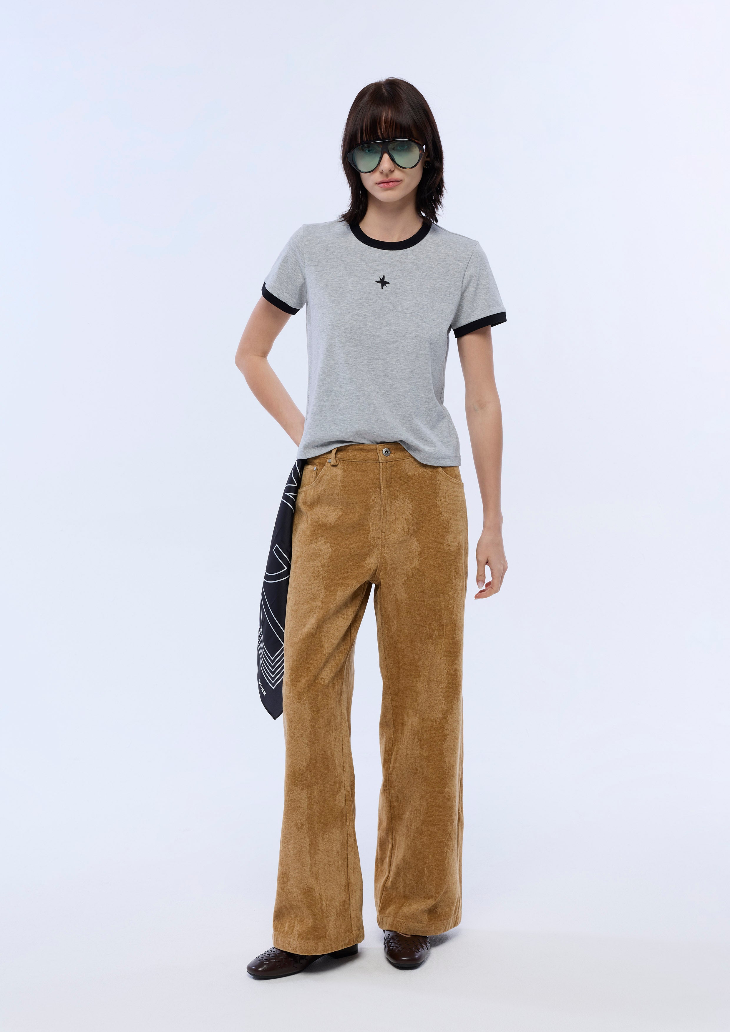 เสื้อยืดแขนสั้นปักลาย Quinn Star