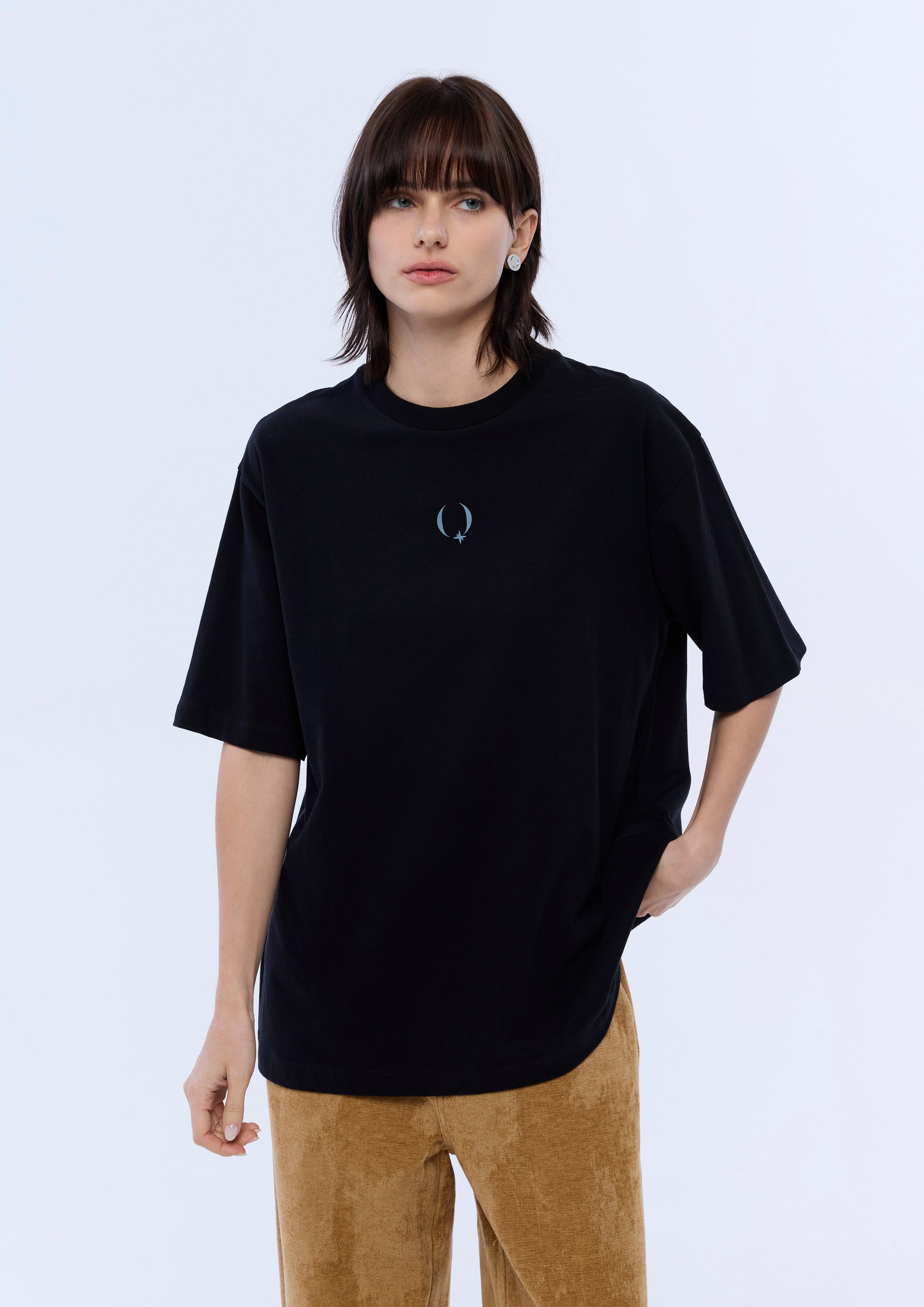 เสื้อยืดแขนสั้นพิมพ์ลายอักษรโลโก้