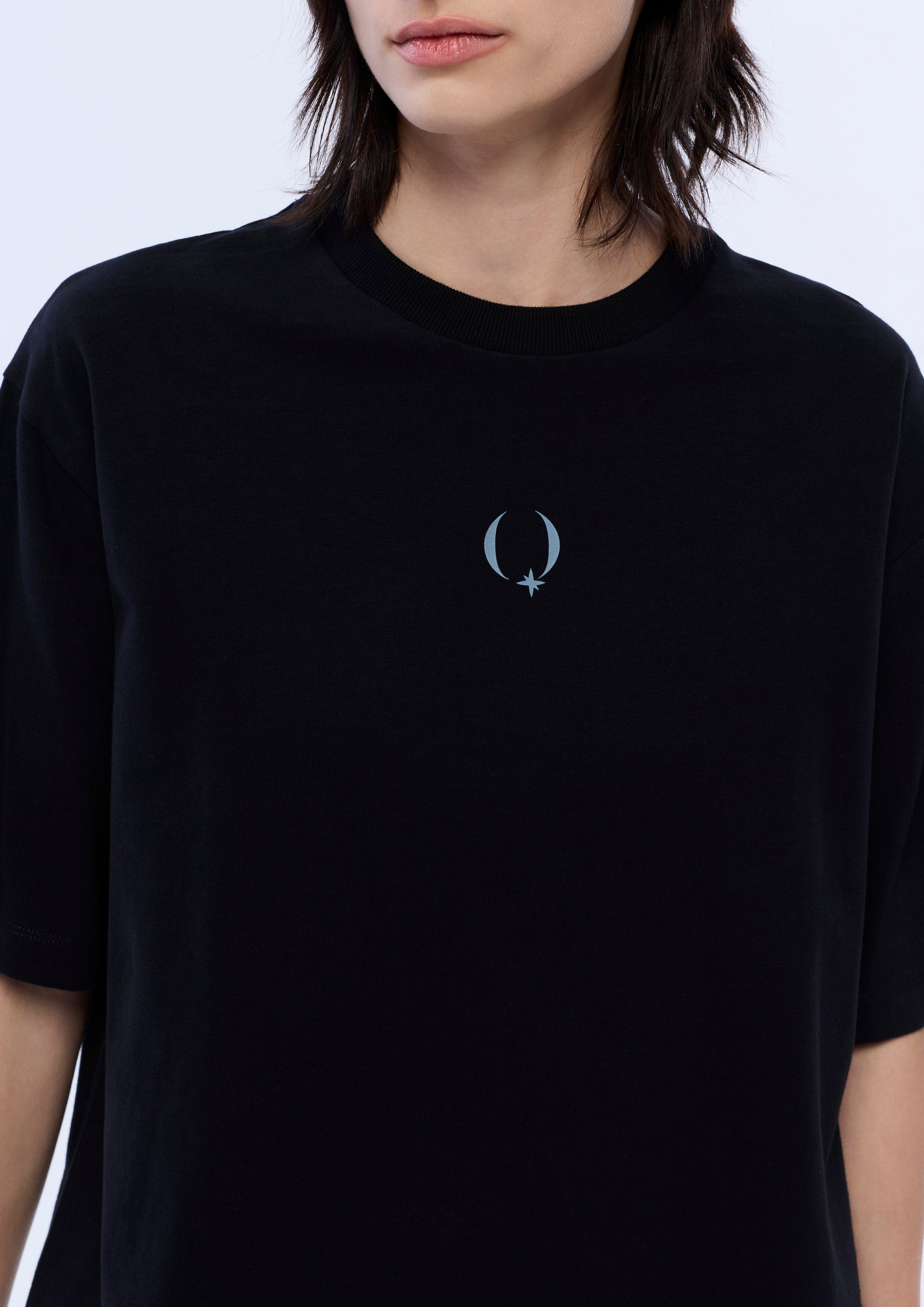 เสื้อยืดแขนสั้นพิมพ์ลายอักษรโลโก้