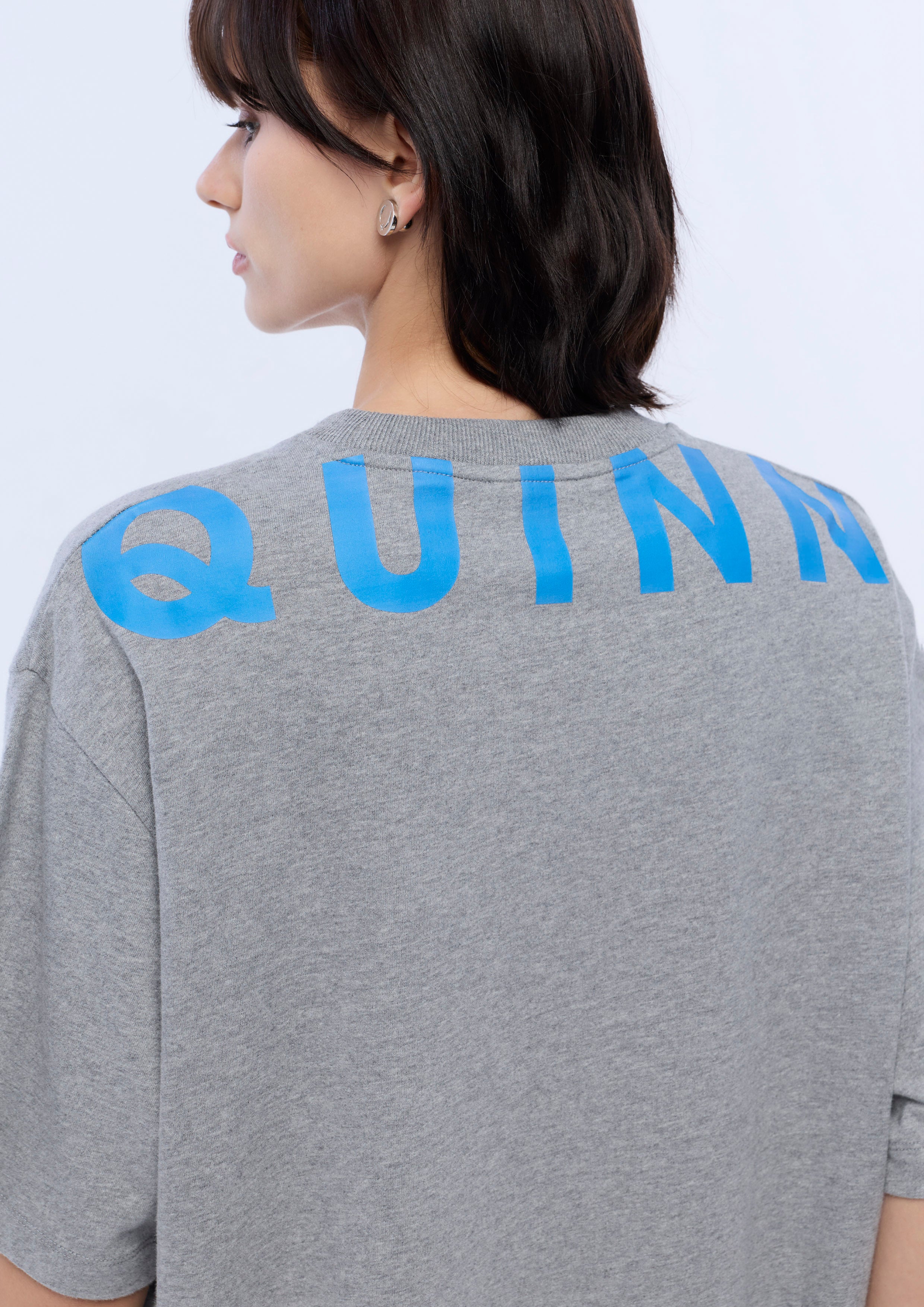 เสื้อยืดแขนสั้นพิมพ์ลายอักษรโลโก้