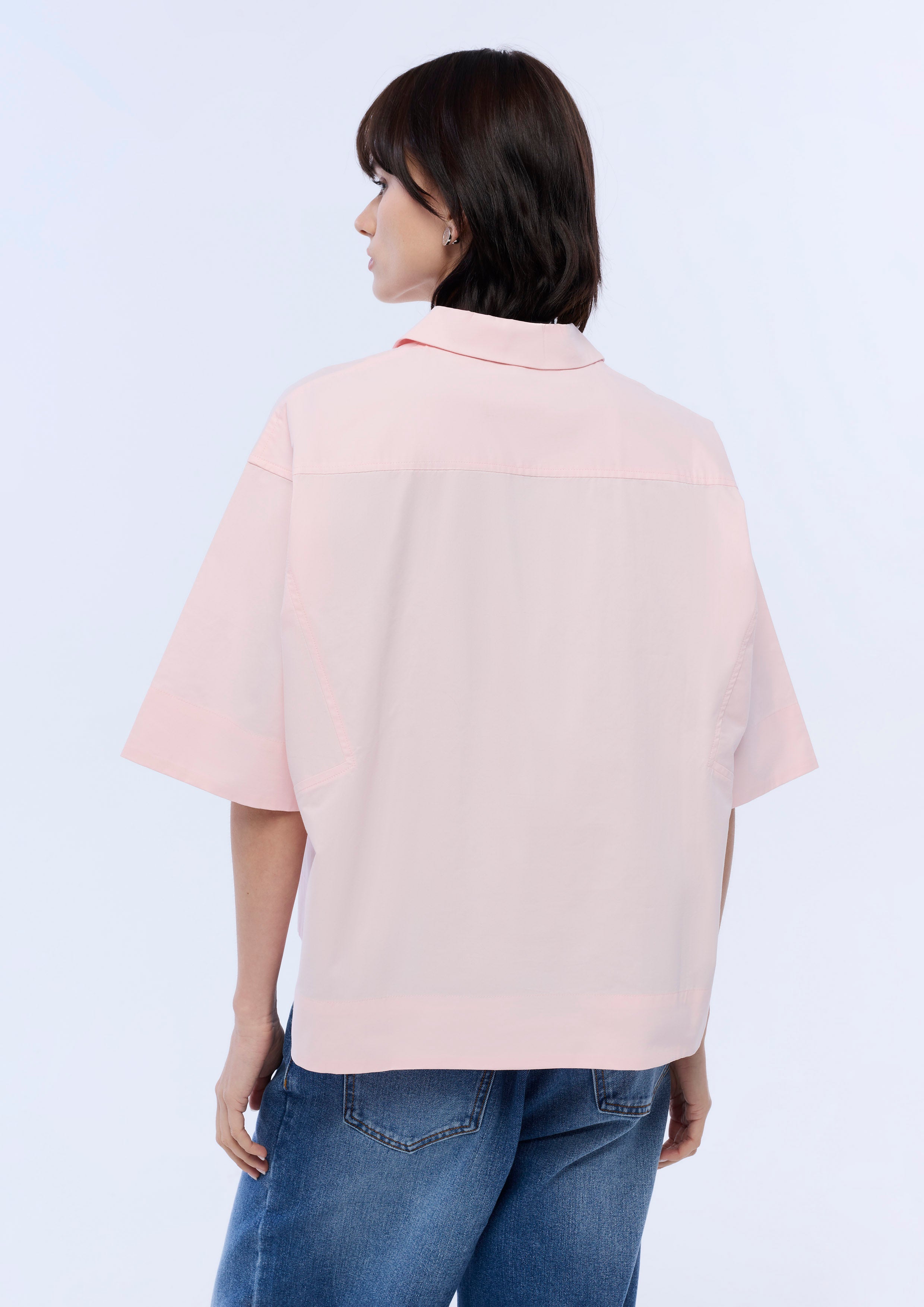 เสื้อแขนสั้นคอเสื้อวี