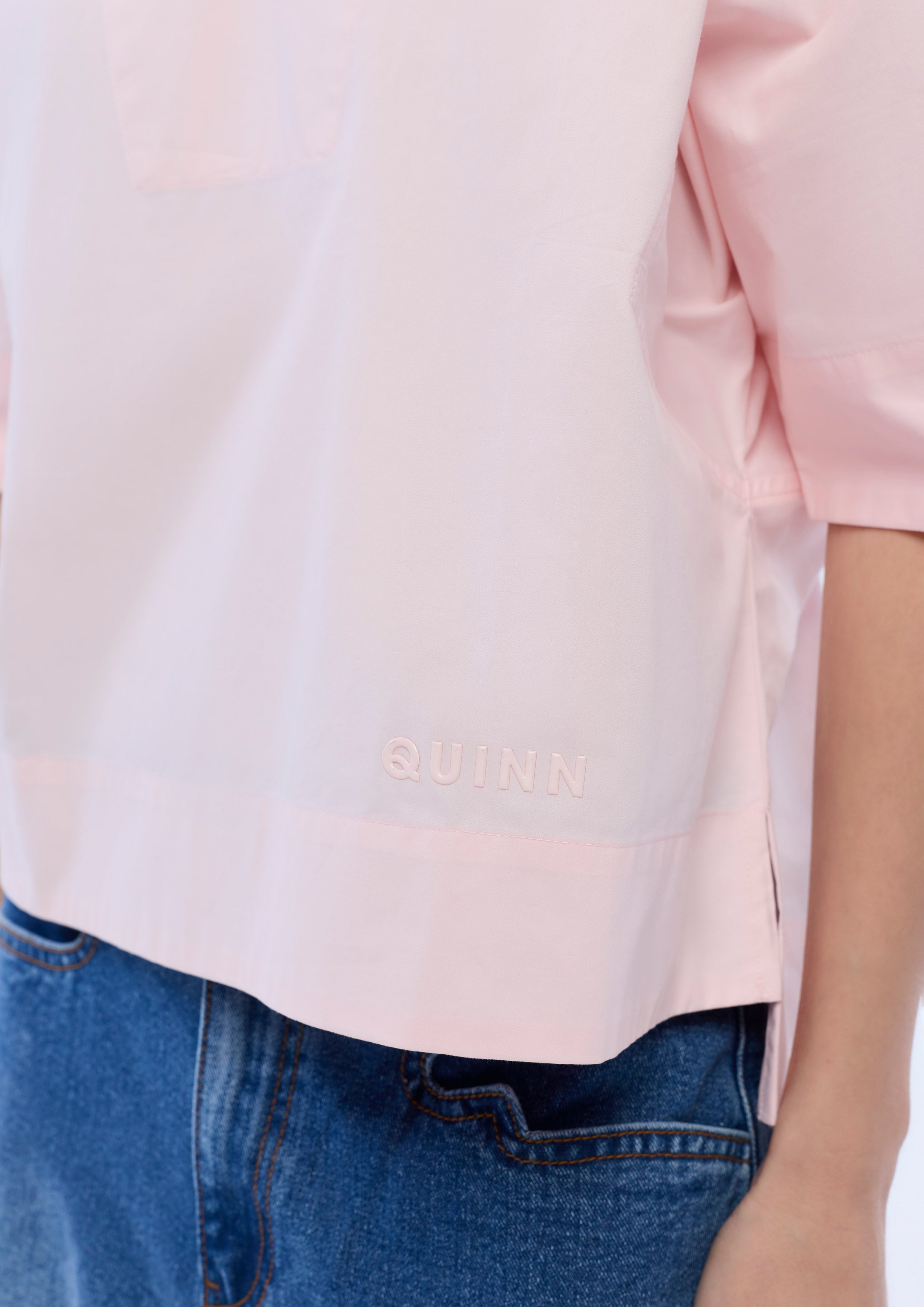 เสื้อแขนสั้นคอเสื้อวี