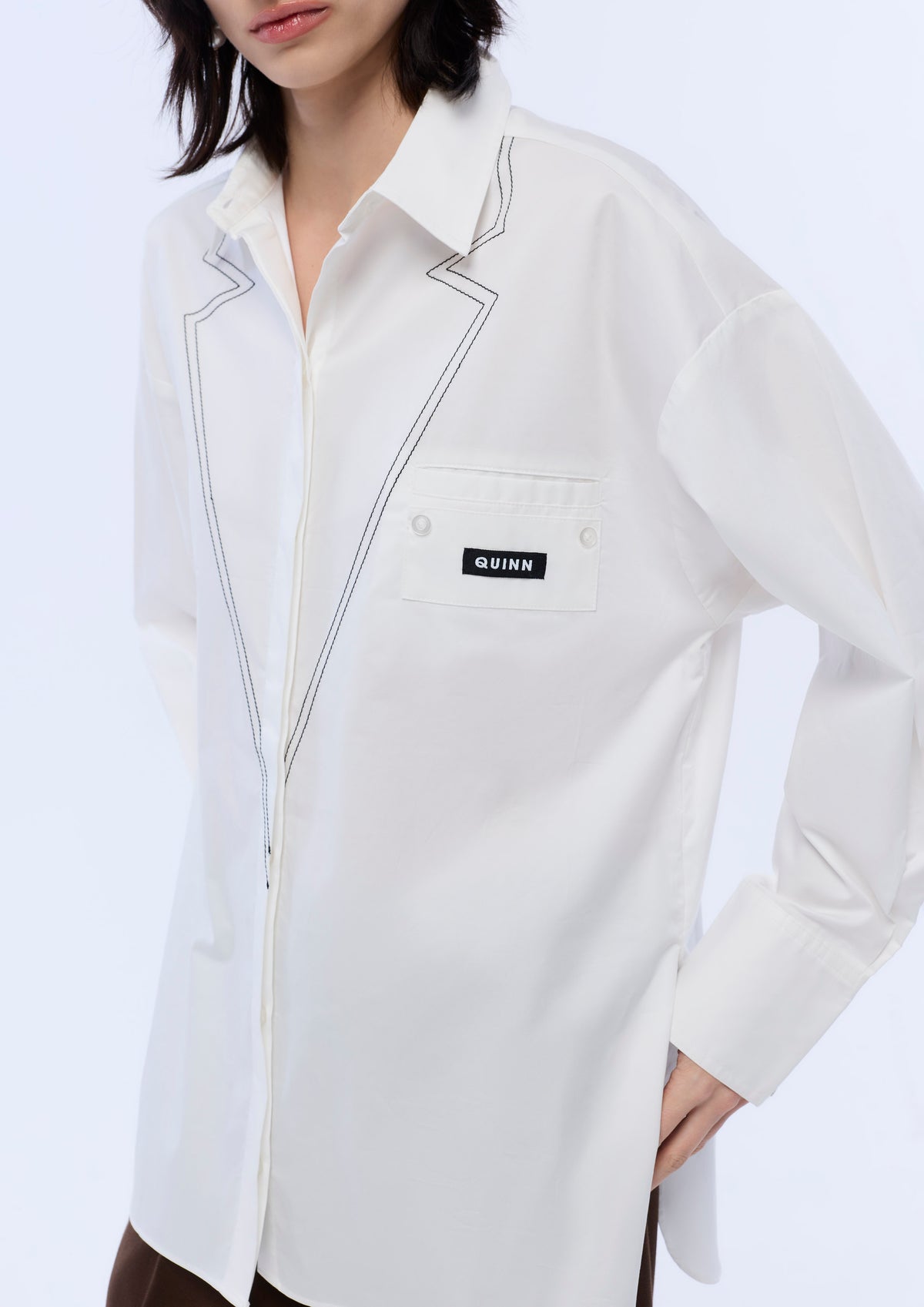 เสื้อเชิ้ตแขนยาวปักแพทช์โลโก้