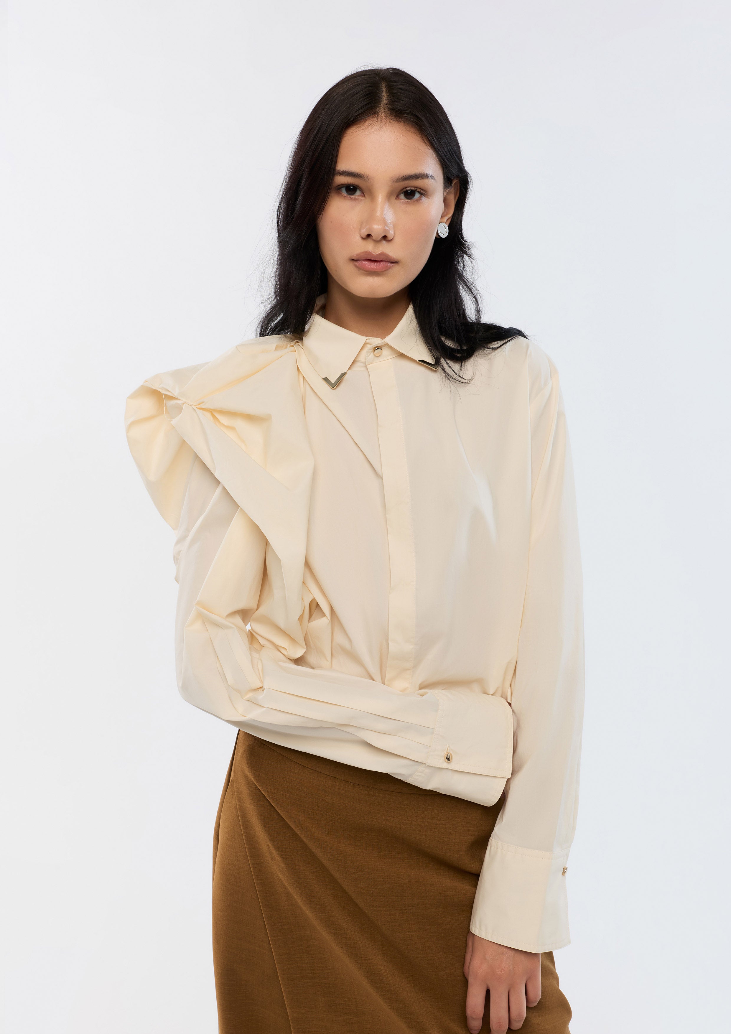 เสื้อเชิ้ตแขนยาวแต่งผ้าเดรปวอลลุ่มช่วงไหล่