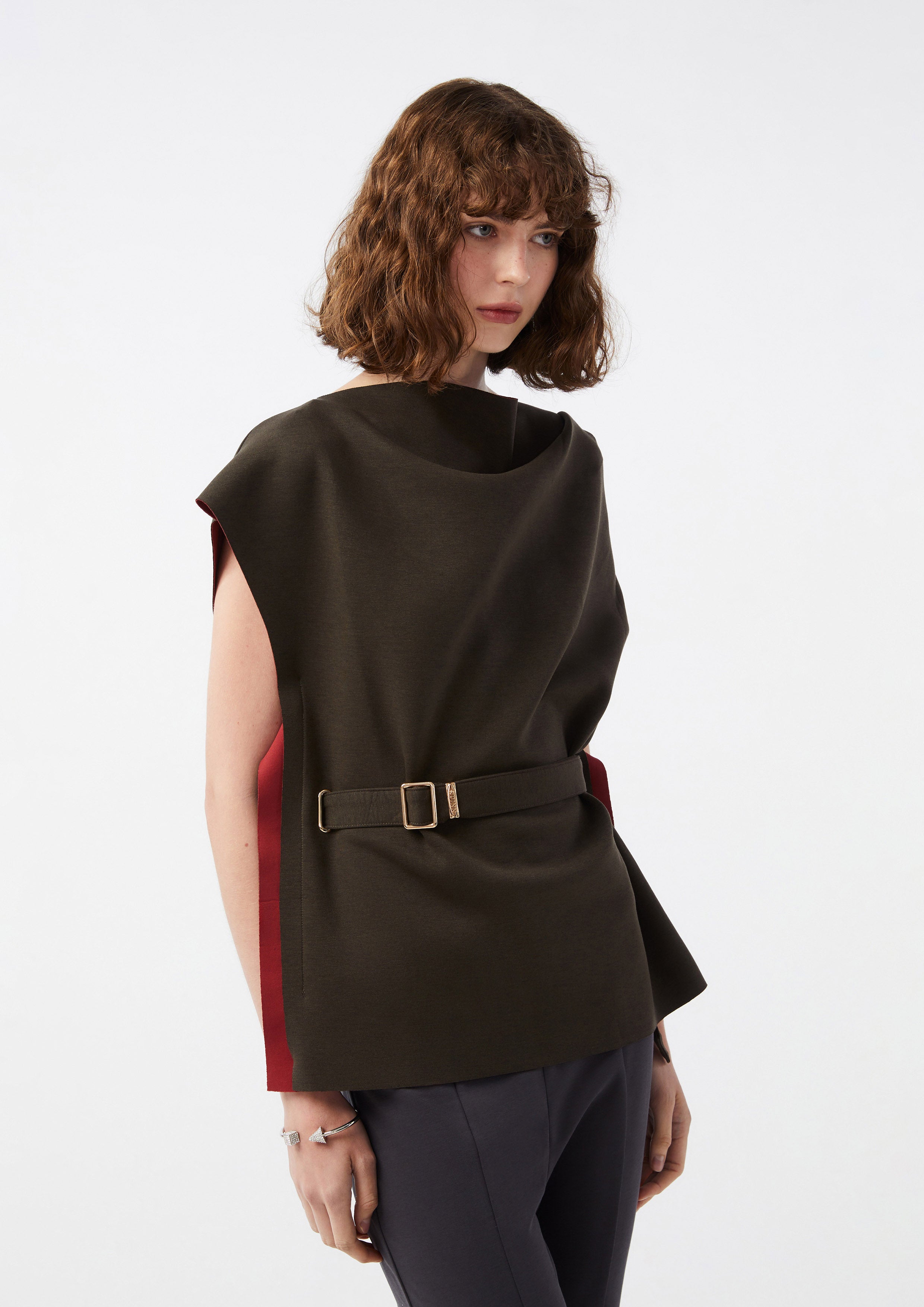 เสื้อแขนกุดแต่งเข็มขัดด้านหน้า