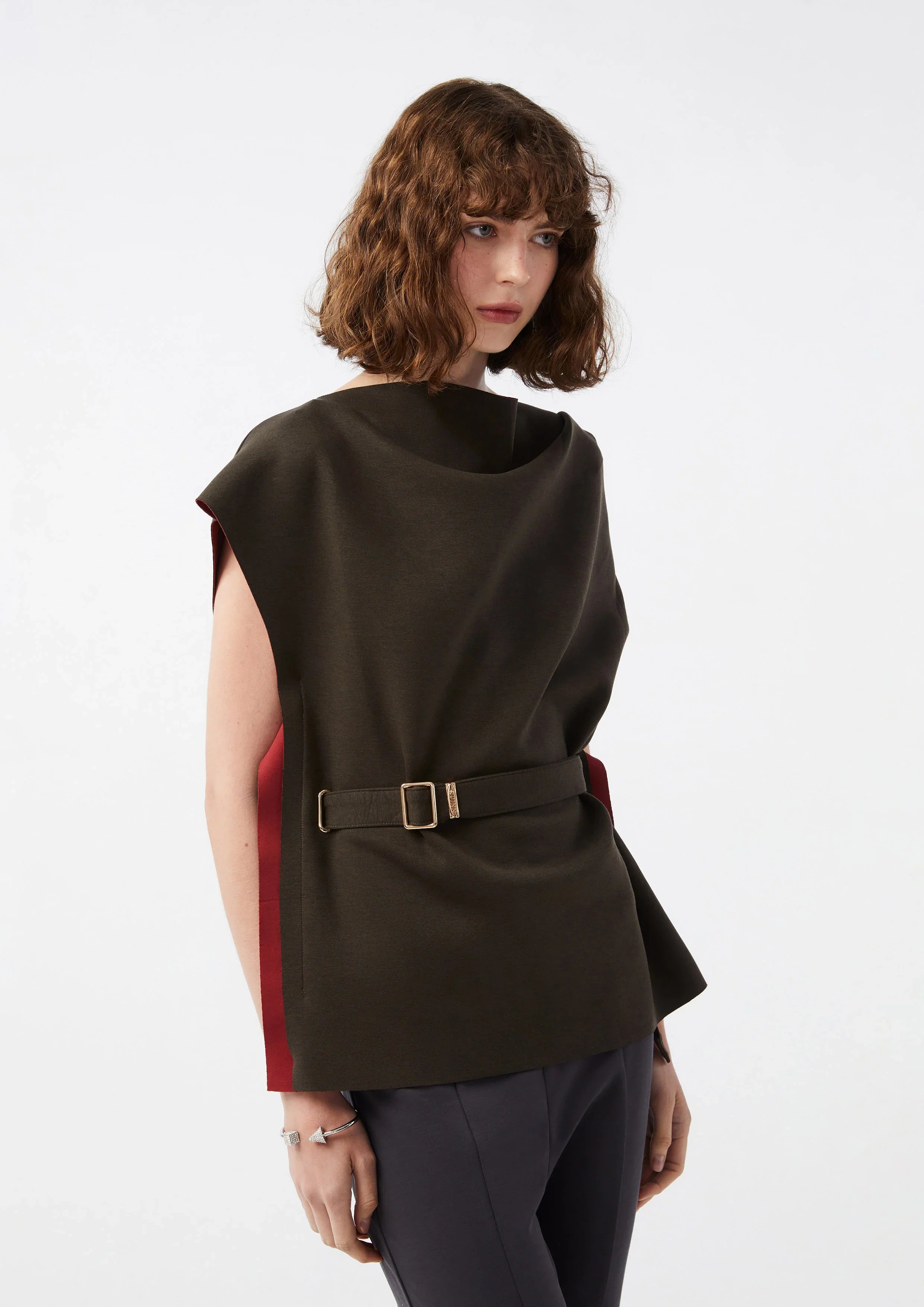 เสื้อแขนกุดแต่งเข็มขัดด้านหน้า