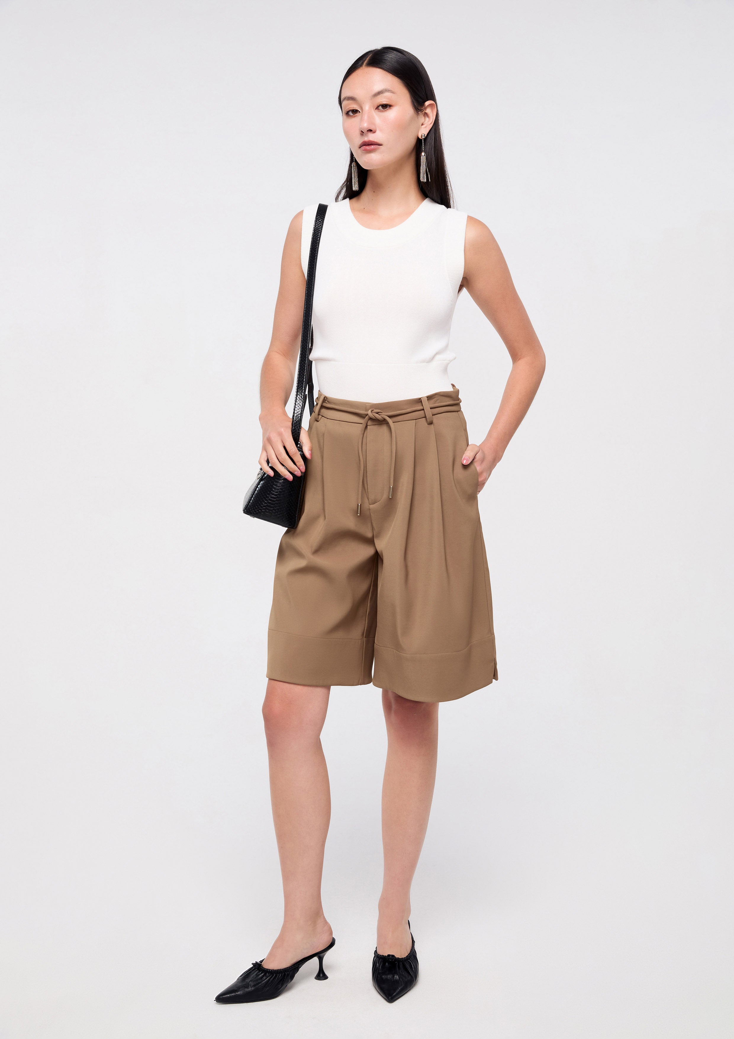 กางเกงขาสั้นพร้อมเข็มขัดเชือก