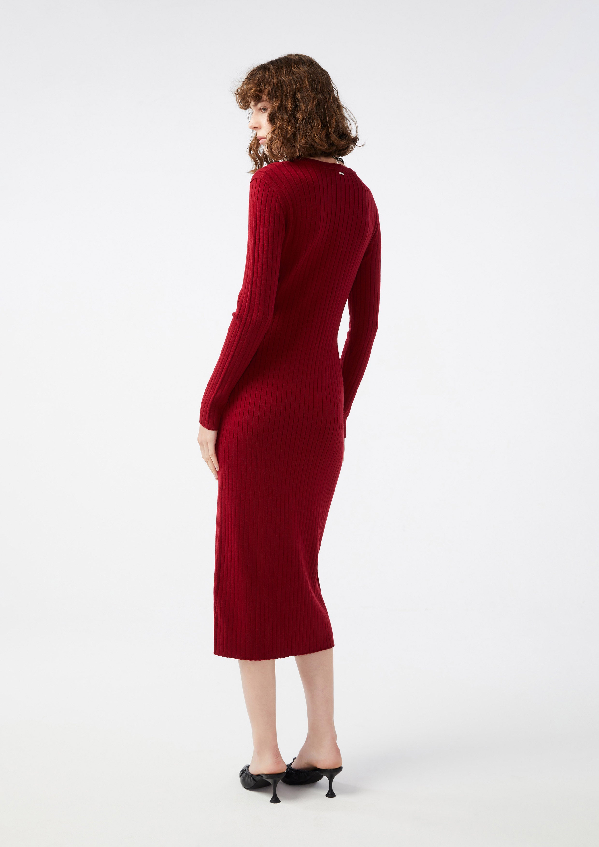 เดรสคลุมเข่าผ้านิต