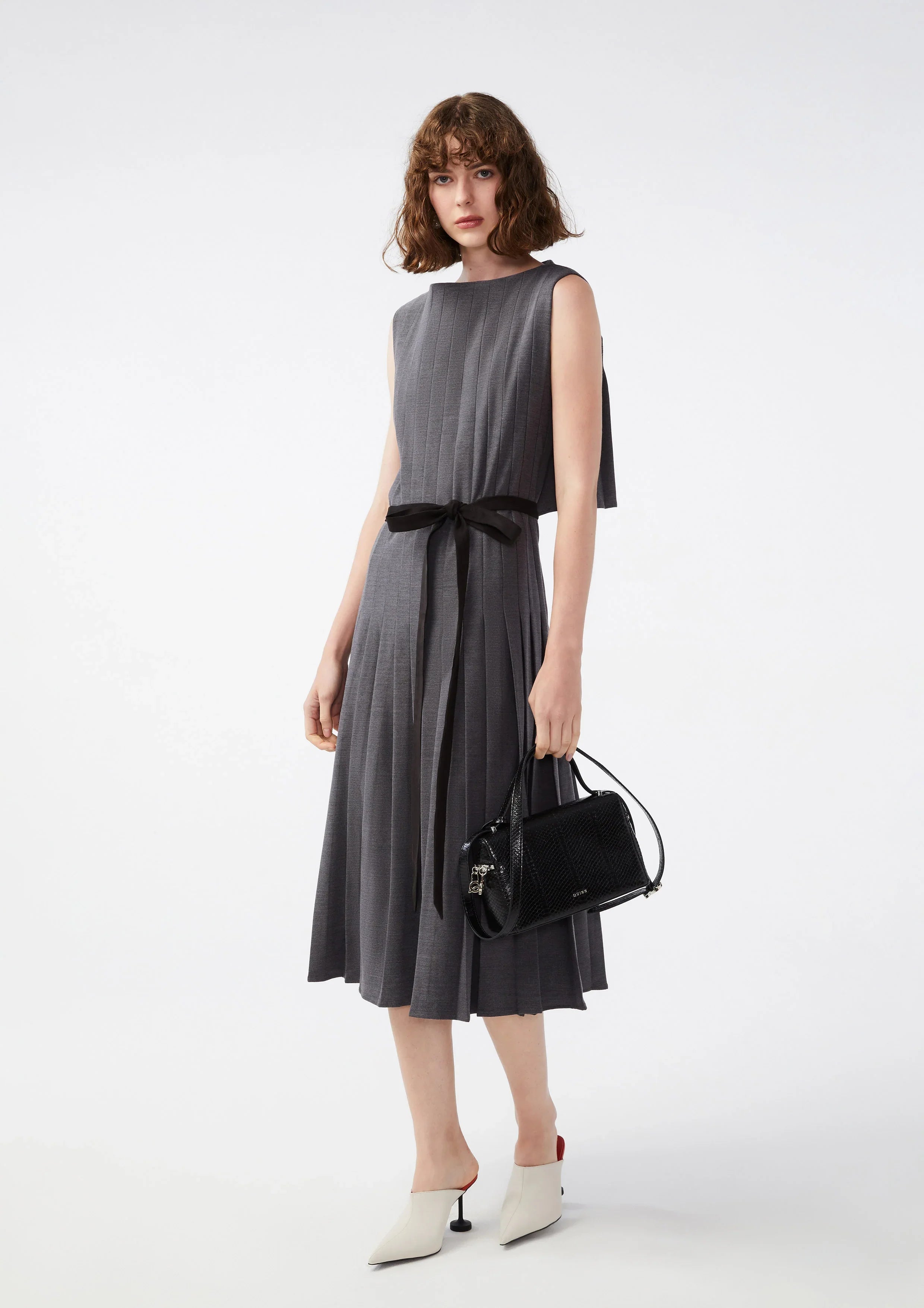 เดรสคลุมเข่ากระโปรงจับจีบ