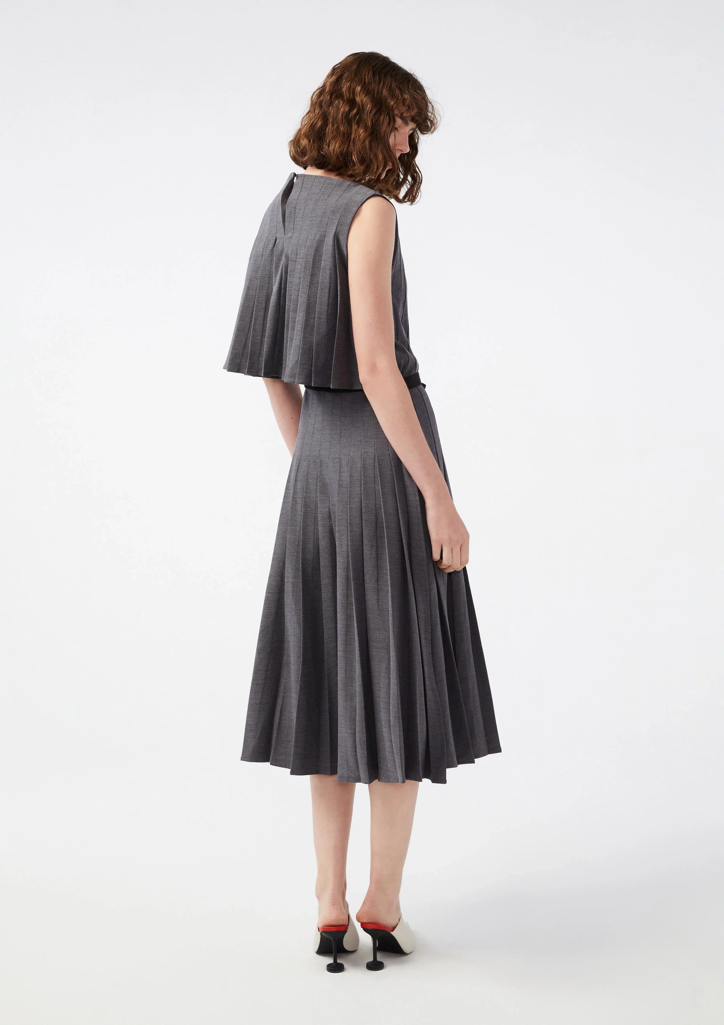 เดรสคลุมเข่ากระโปรงจับจีบ