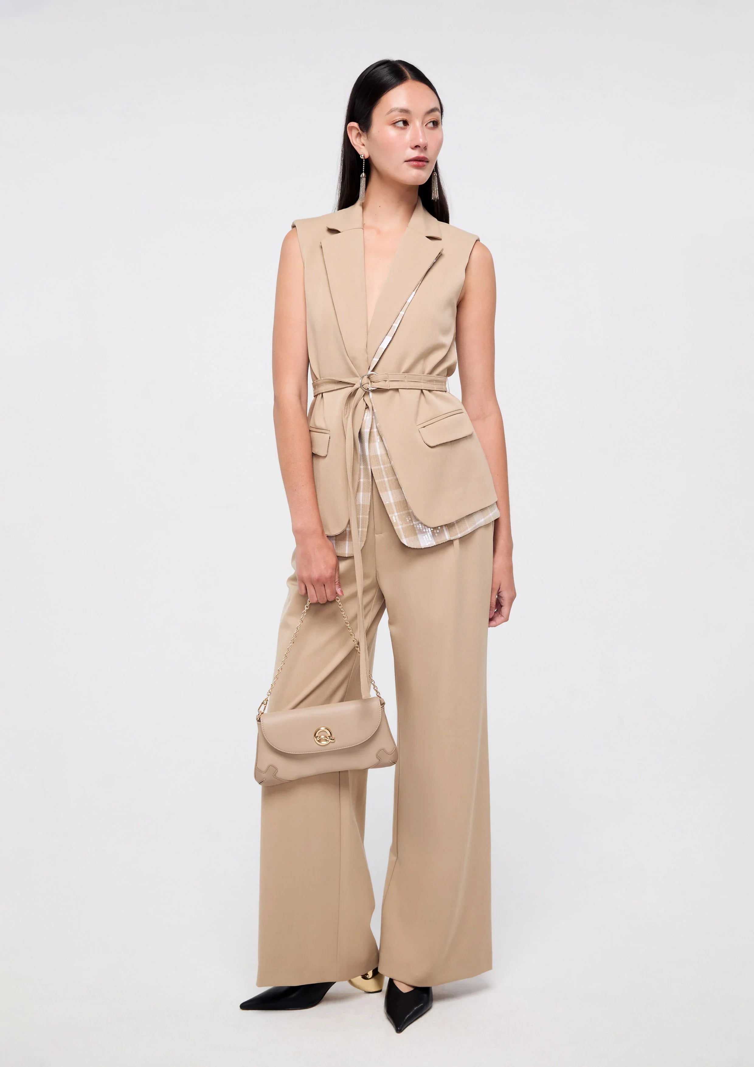 เสื้อกั๊กปกคอเลเยอร์พร้อมสายเข็มขัด