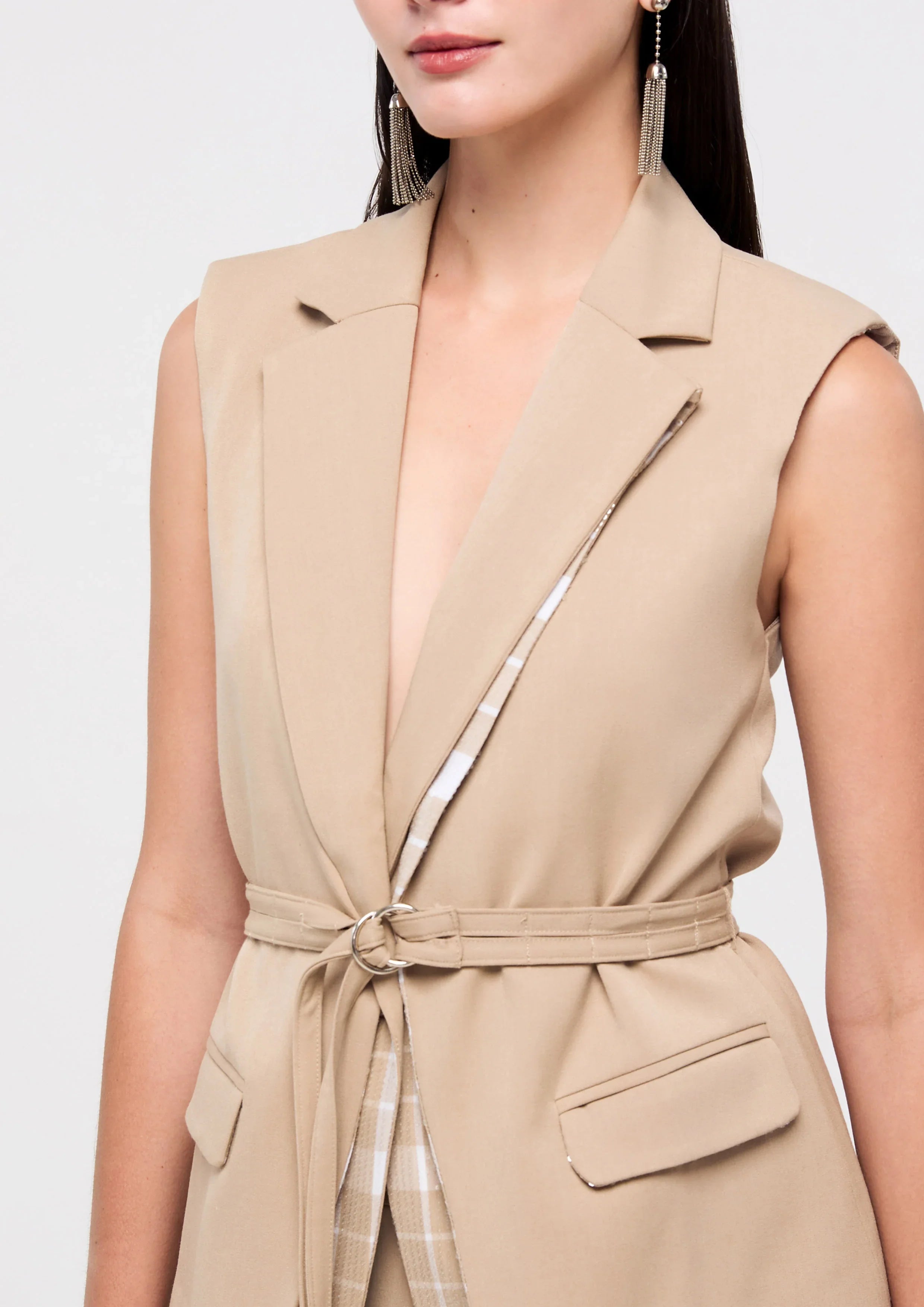 เสื้อกั๊กปกคอเลเยอร์พร้อมสายเข็มขัด