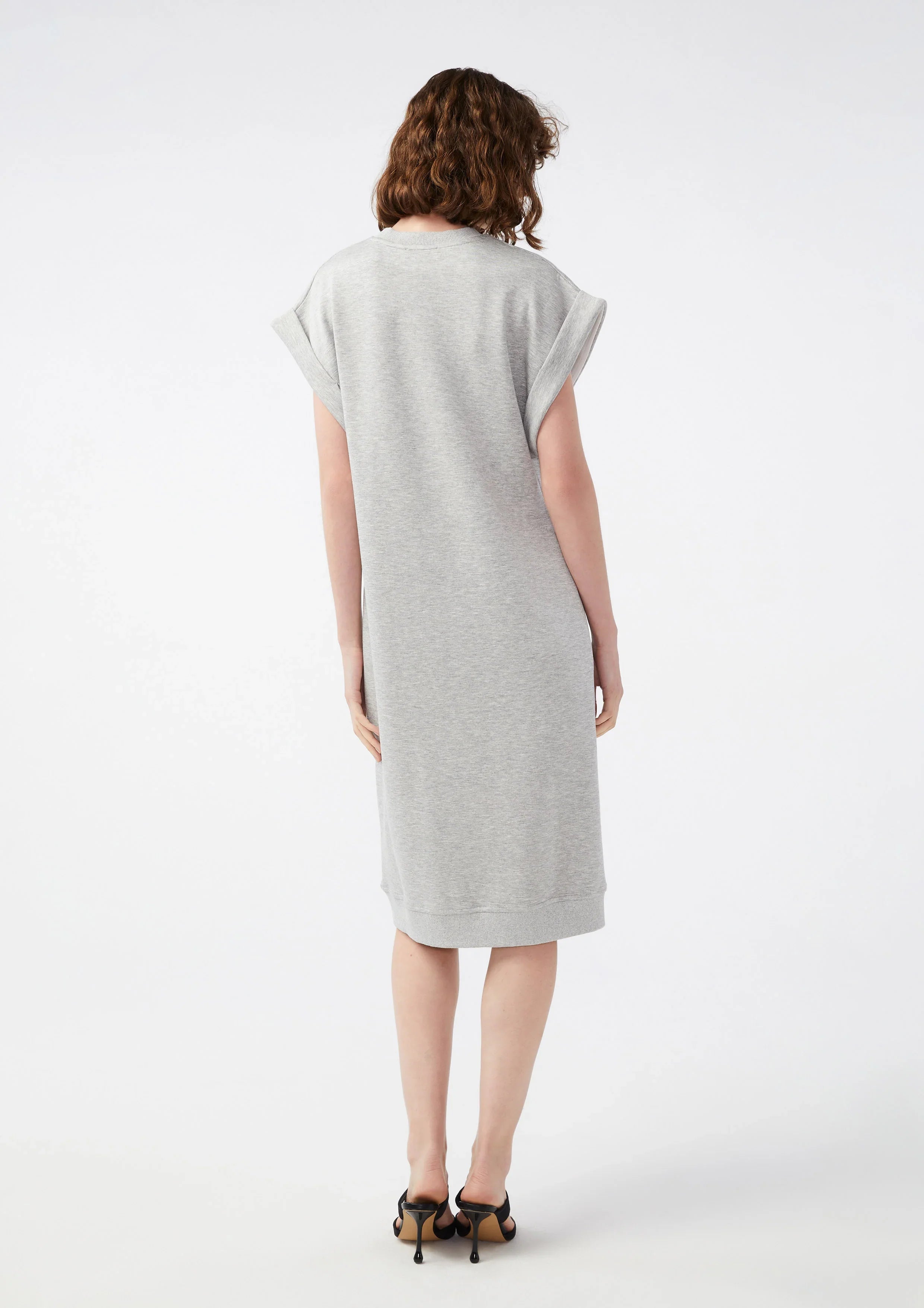 เดรสคลุมเข่าปักโลโก้