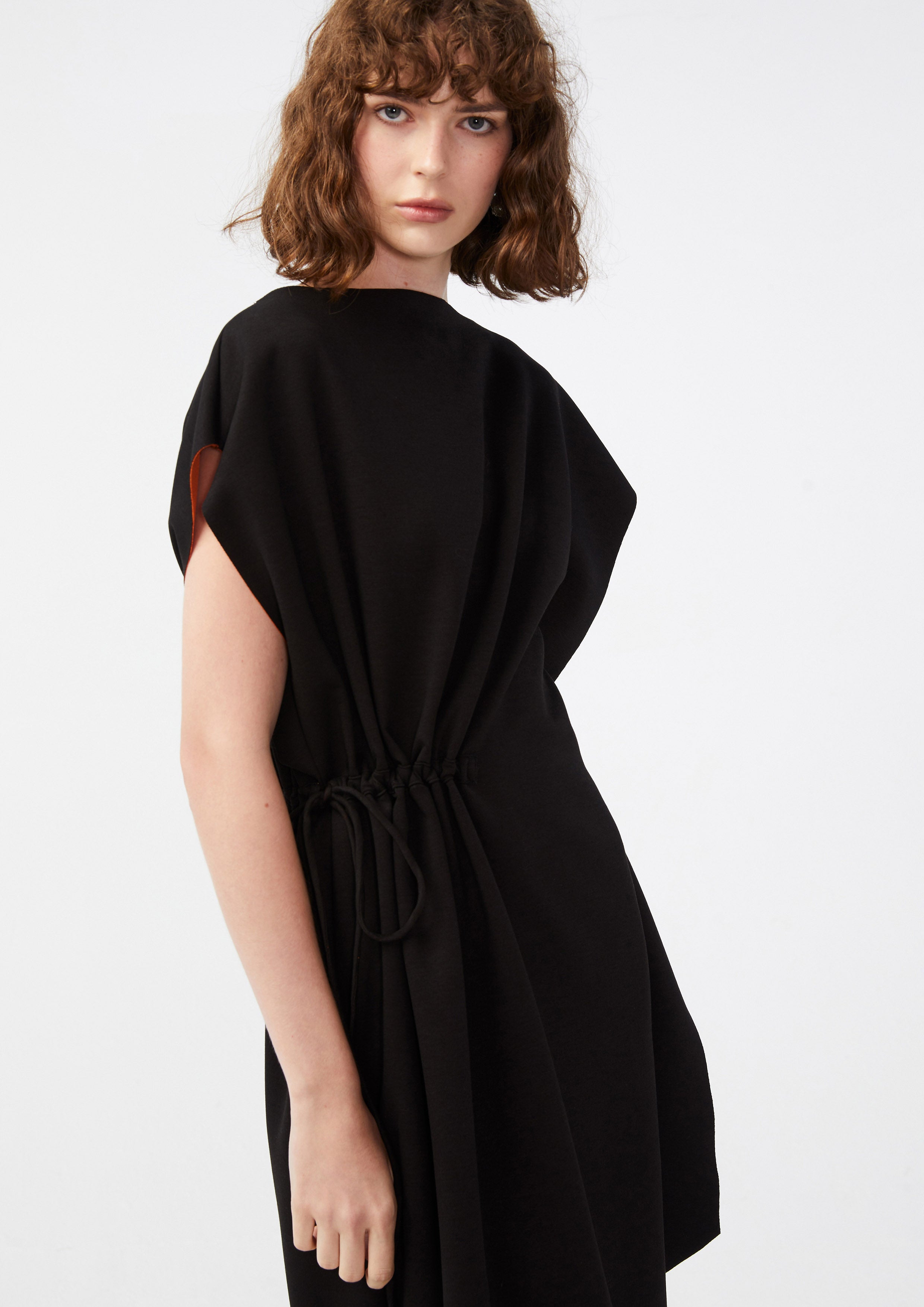 เดรสคลุมเข่าช่วงเอวแต่งเชือกรูด