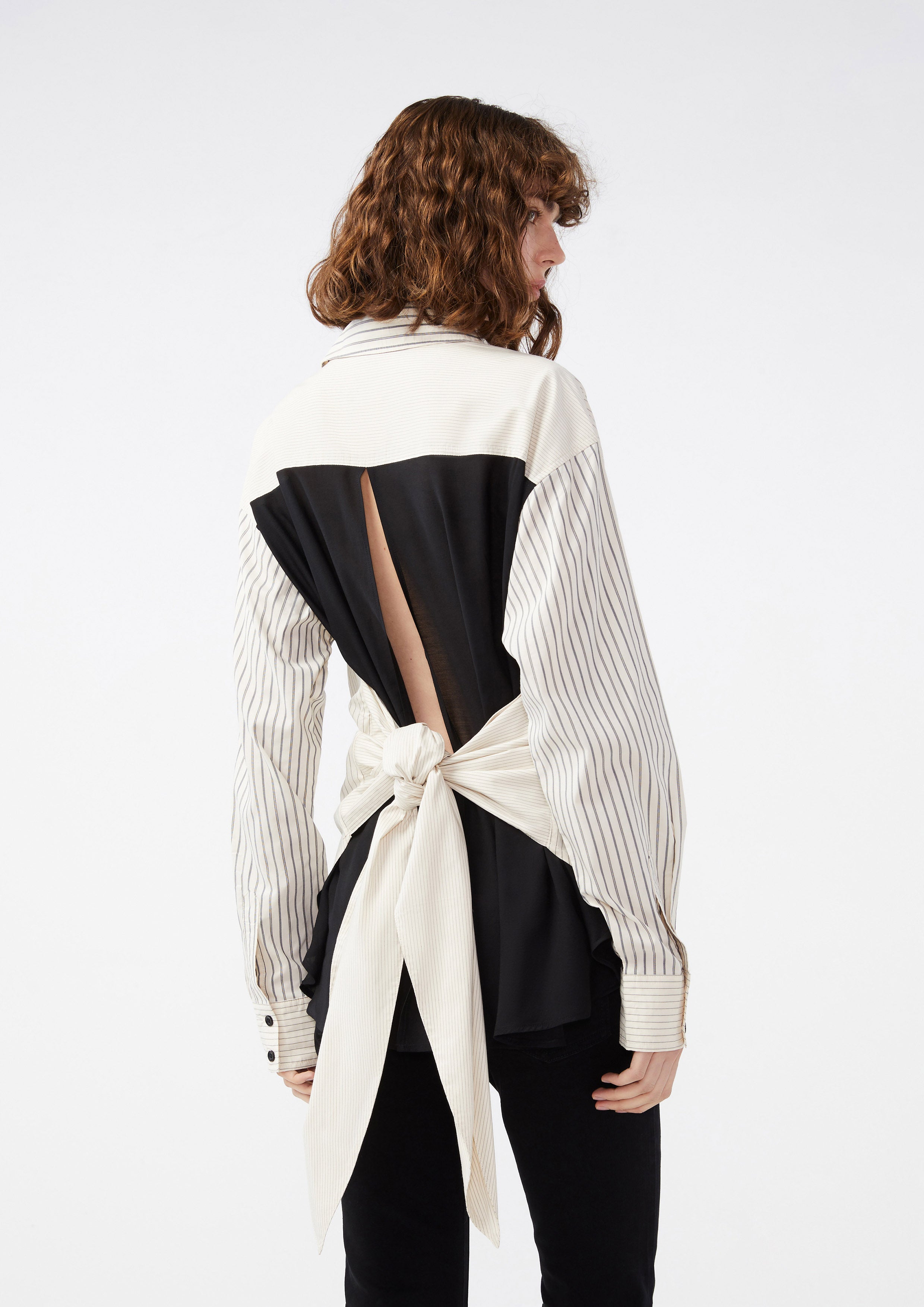 เสื้อเชิ้ตลายทางพร้อมเชือกผูกด้านหลัง