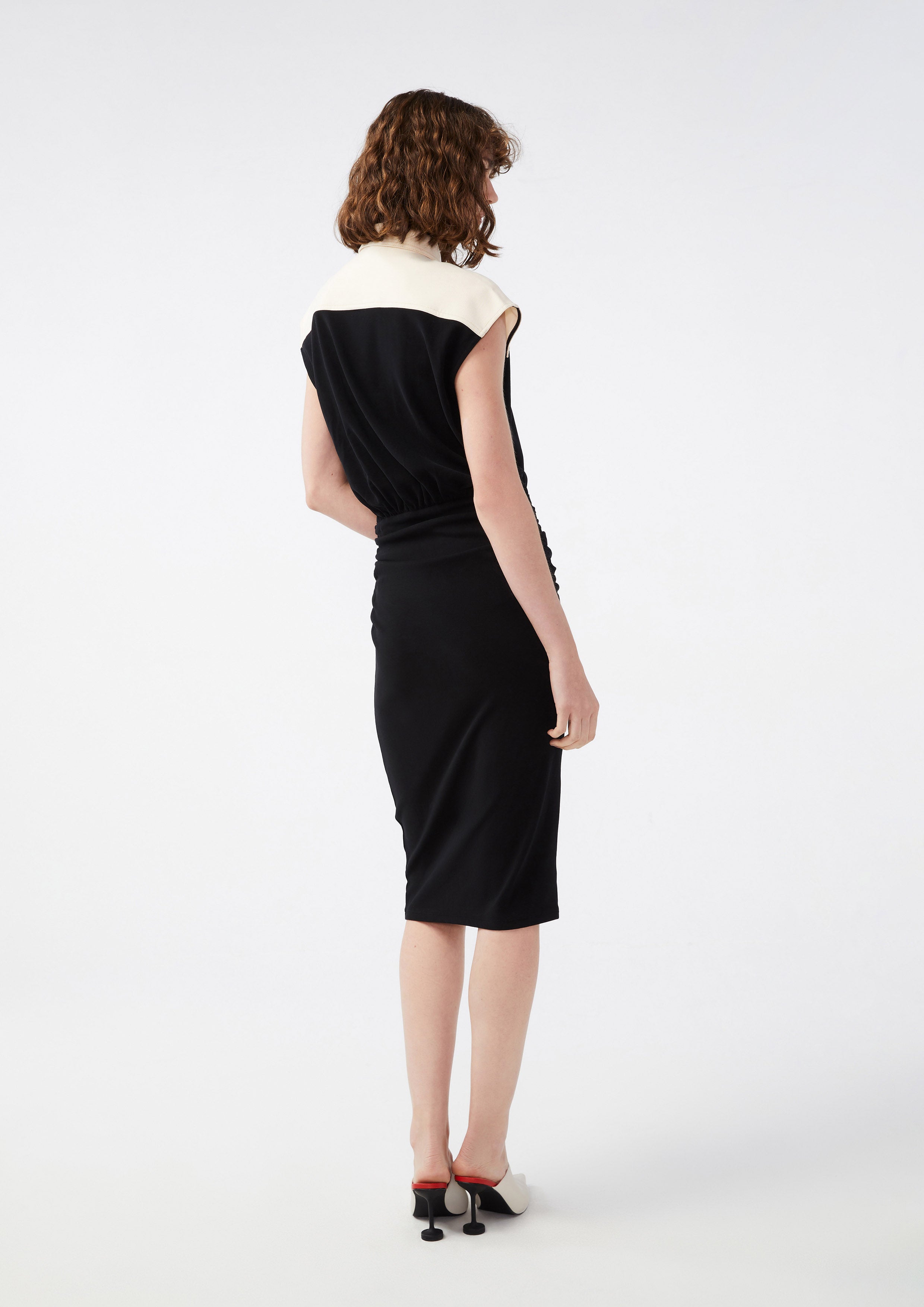 เดรสคลุมเข่าปกคอเสื้อจับถ่วง