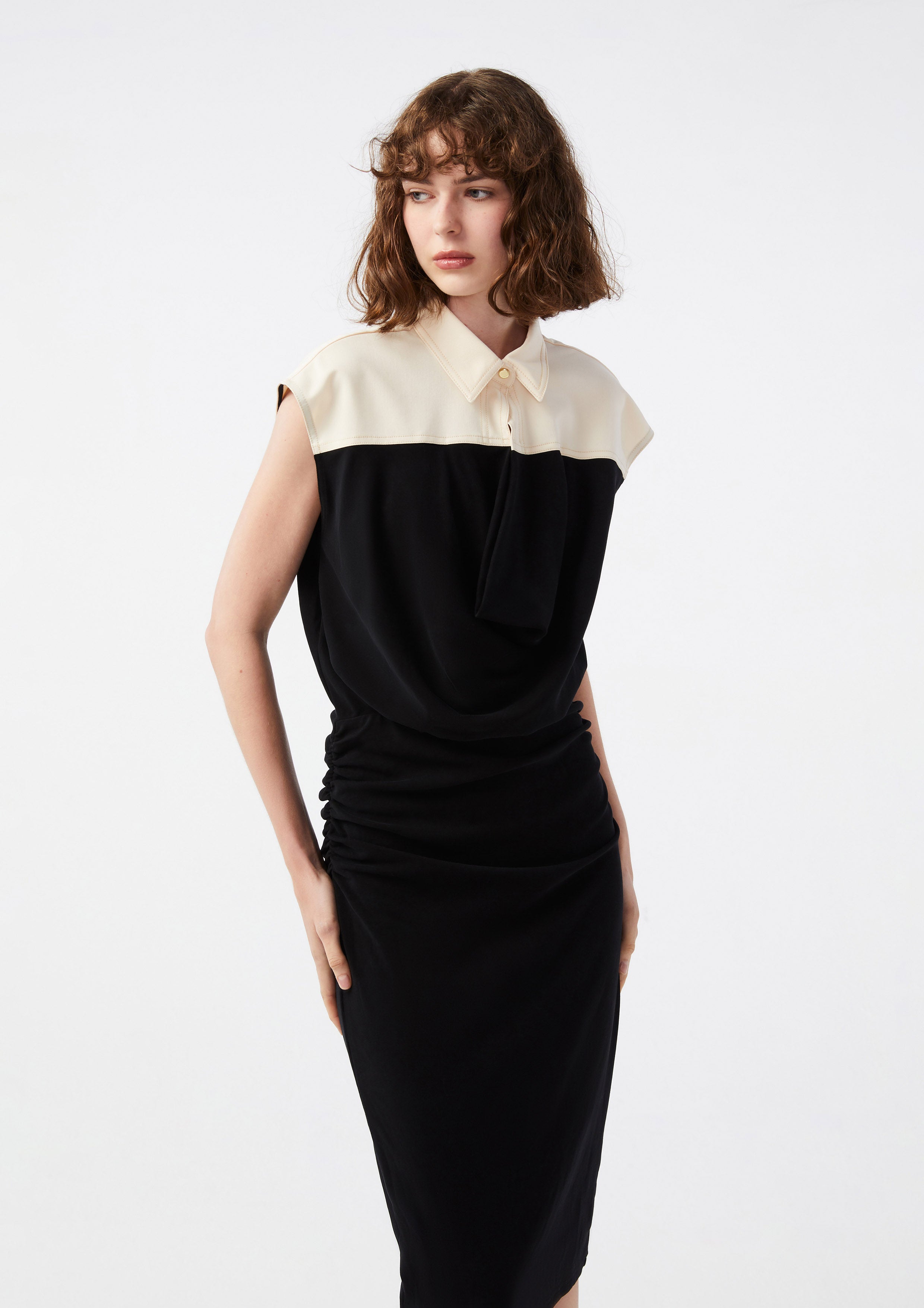 เดรสคลุมเข่าปกคอเสื้อจับถ่วง