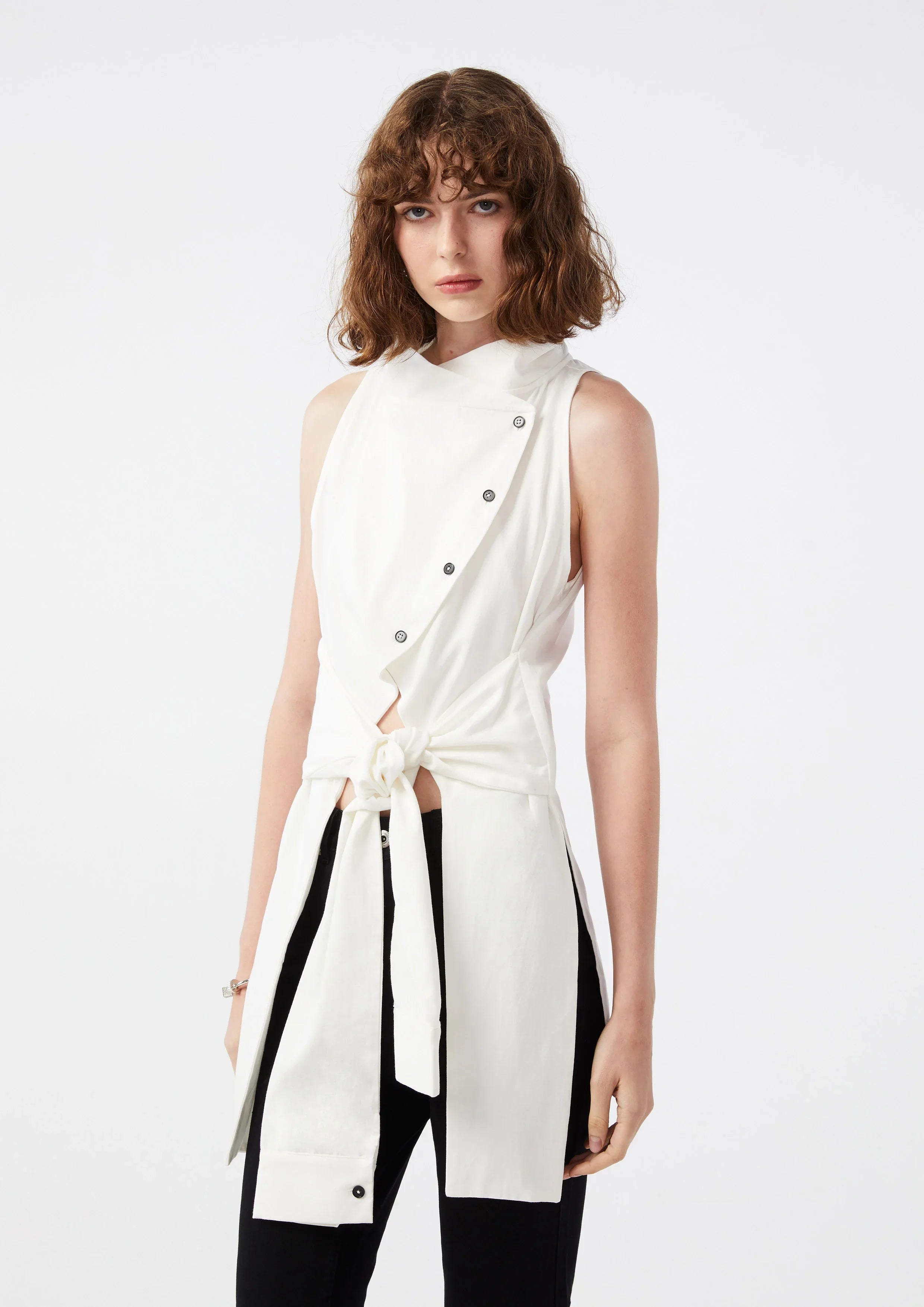 เสื้อเชิ้ตแขนกุดผูกปมด้านหน้า