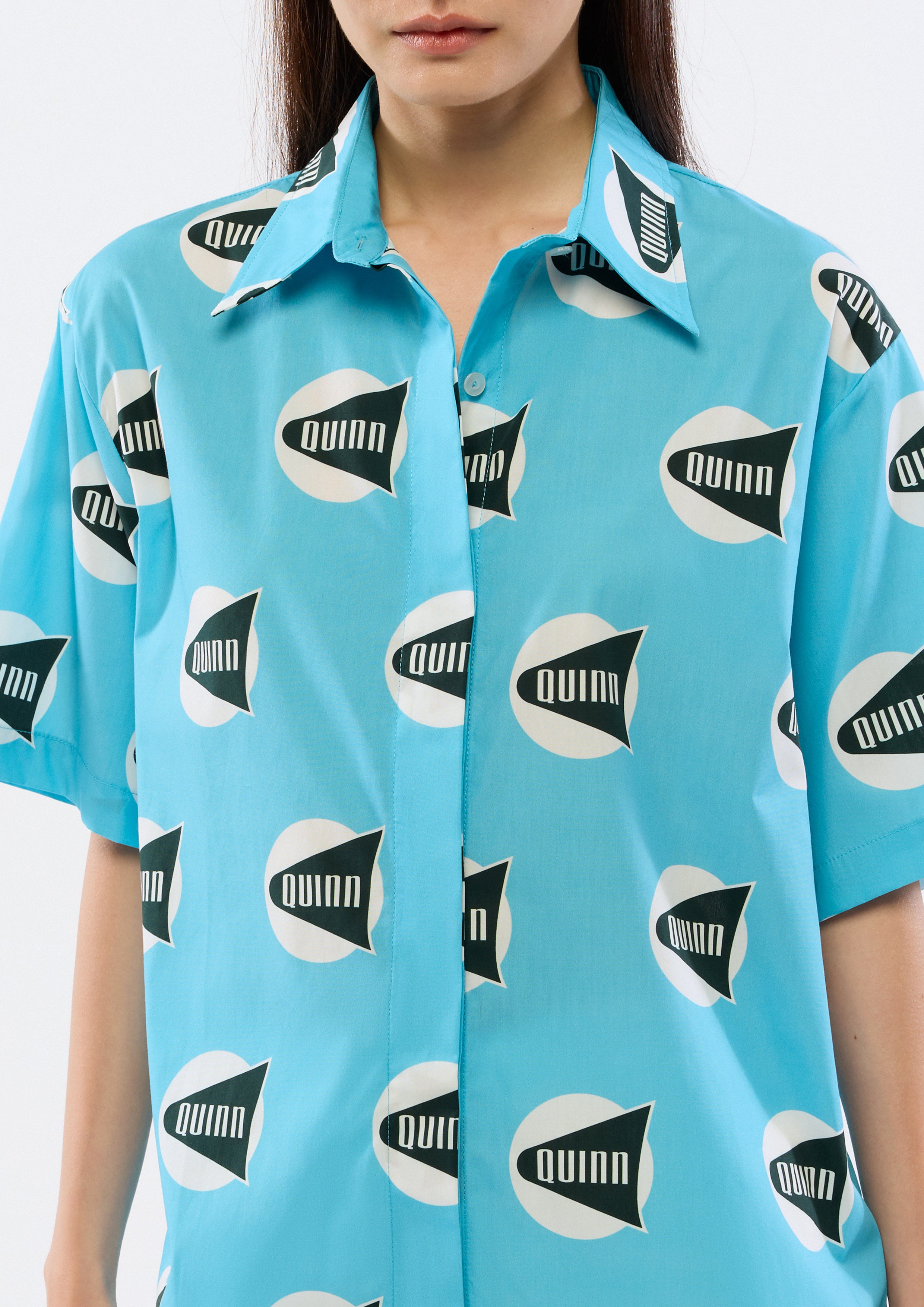 เสื้อเชิ้ตแขนสั้นพิมพ์ลายโลโก้