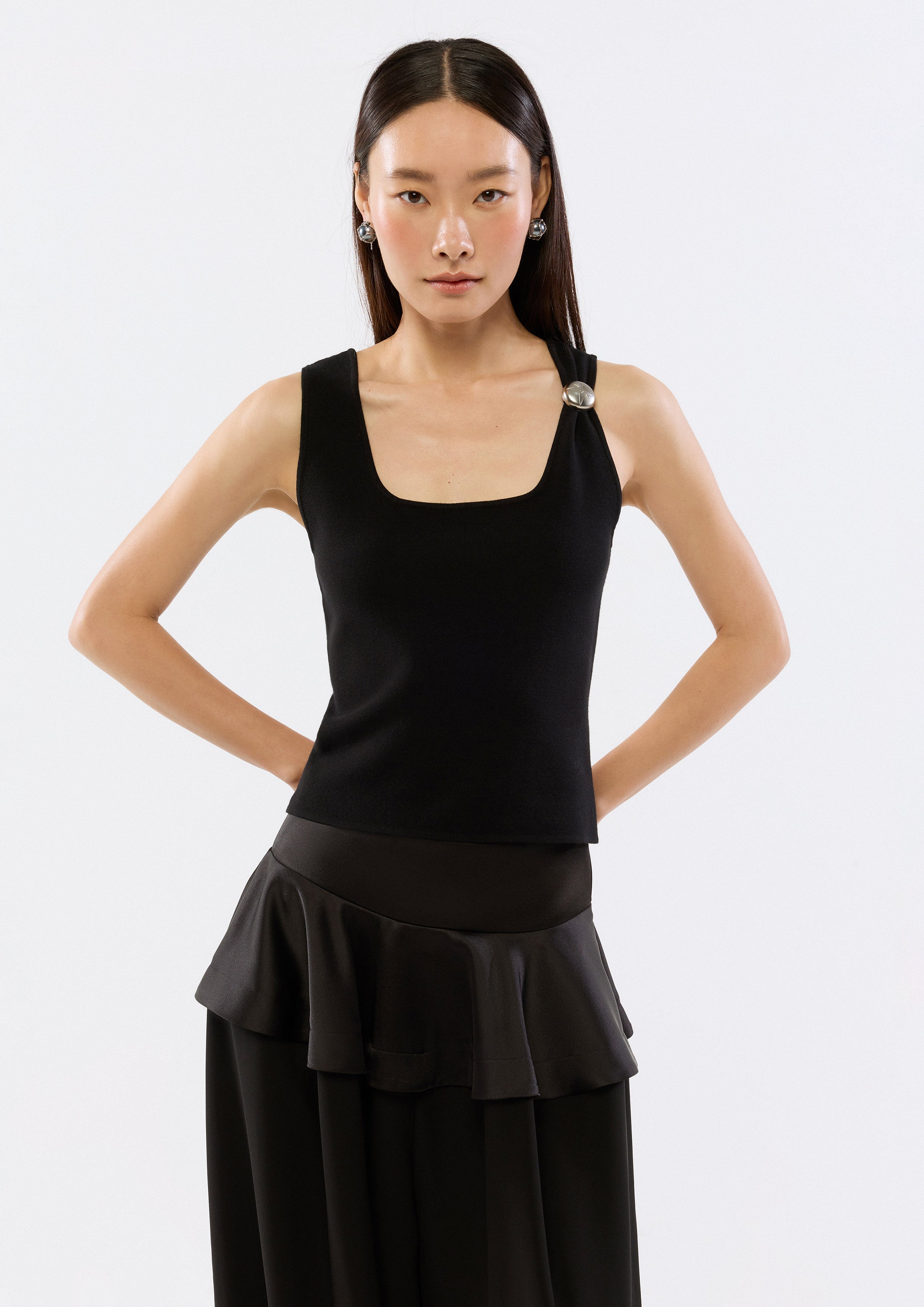 เสื้อกล้ามแต่งโลหะกลม