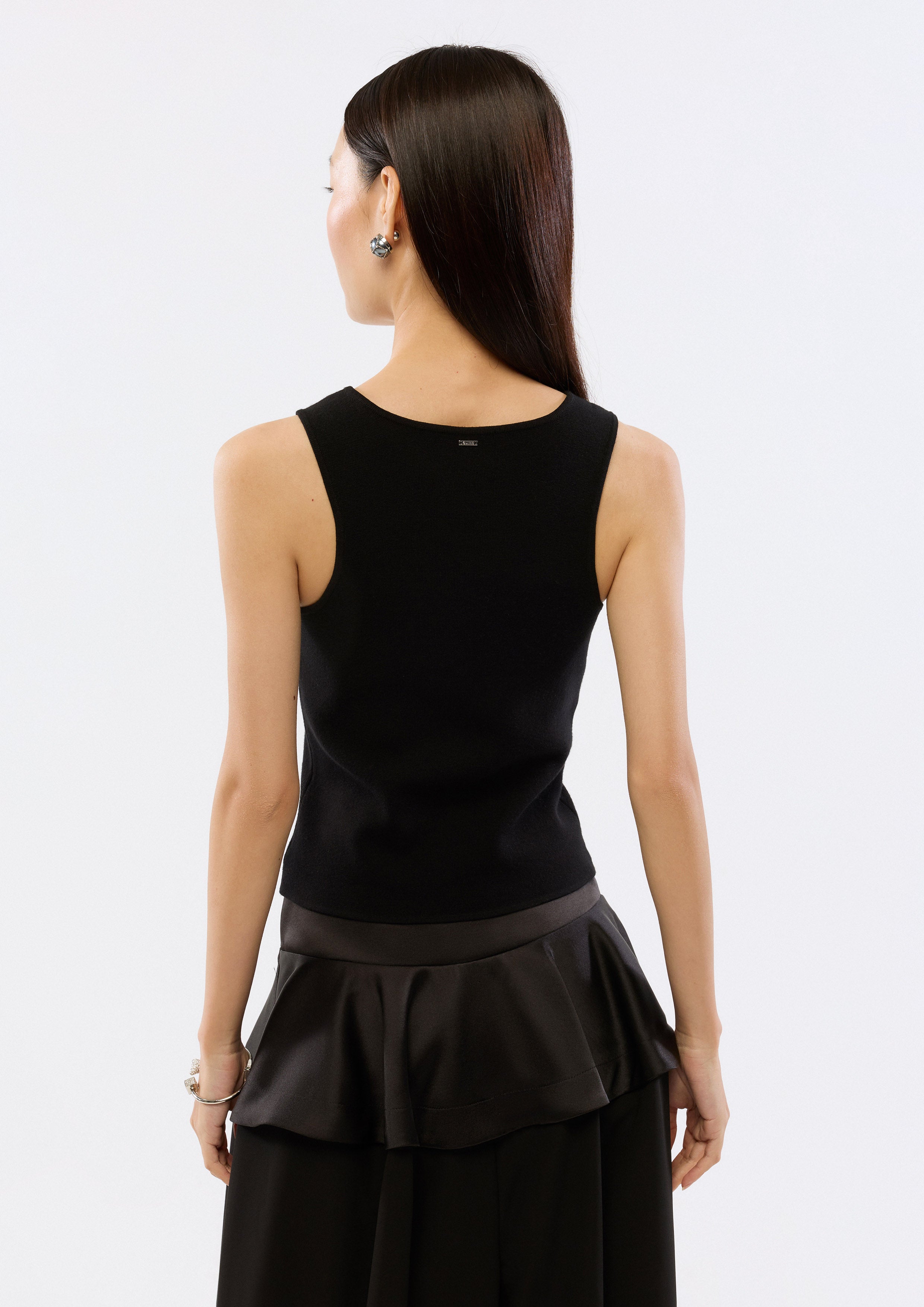 เสื้อกล้ามแต่งโลหะกลม
