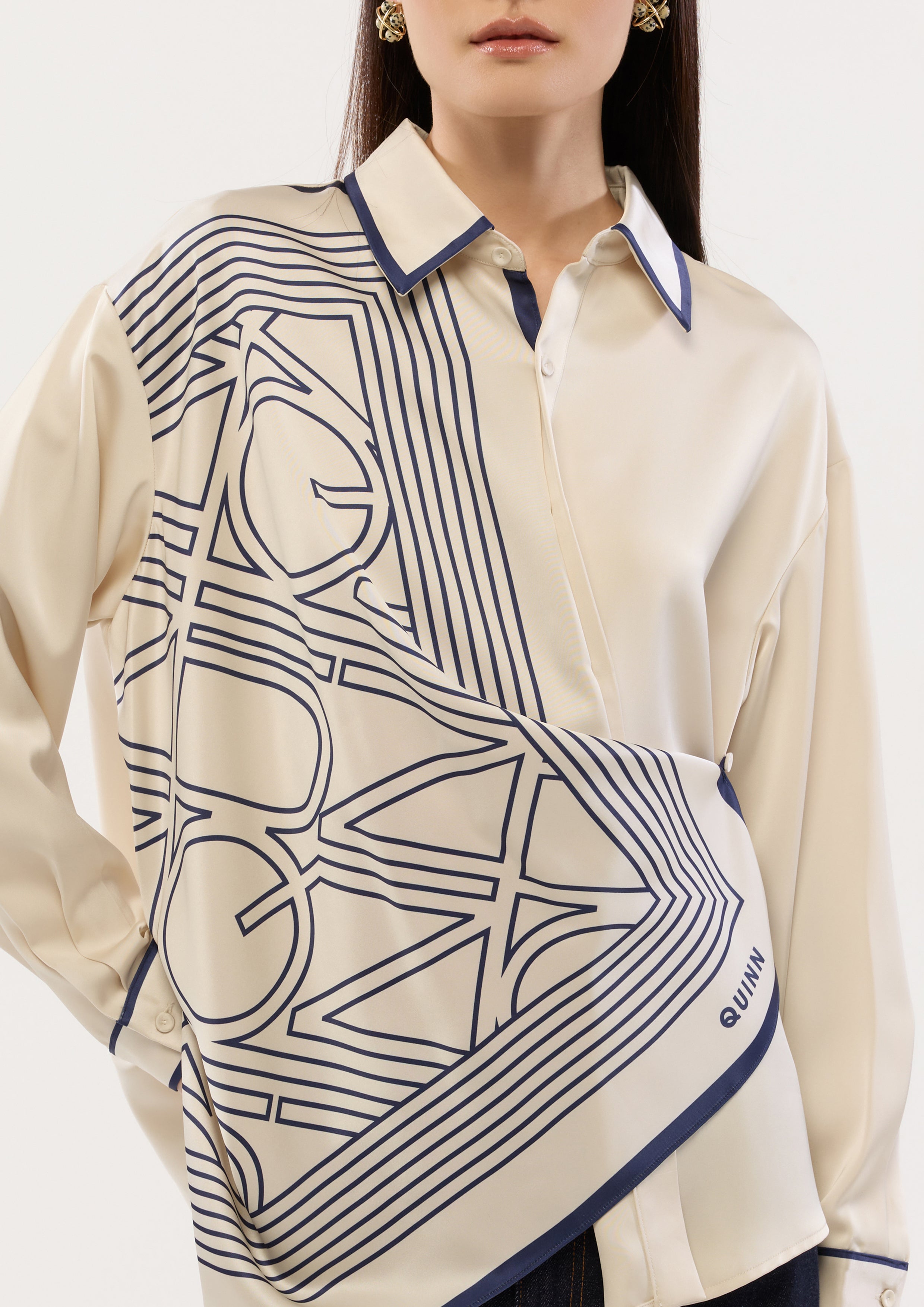 เสื้อเชิ้ตซาตินแต่งแผงผ้าพิมพ์ลาย