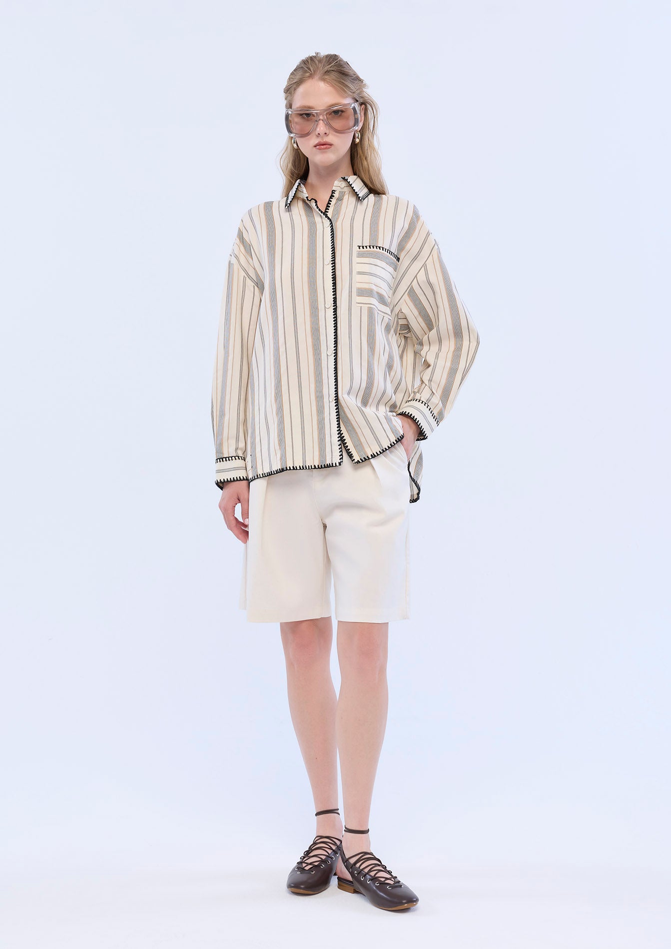 เสื้อเชิ้ตแขนยาวลายทางแต่งฝีตะเข็บคอนทราสต์
