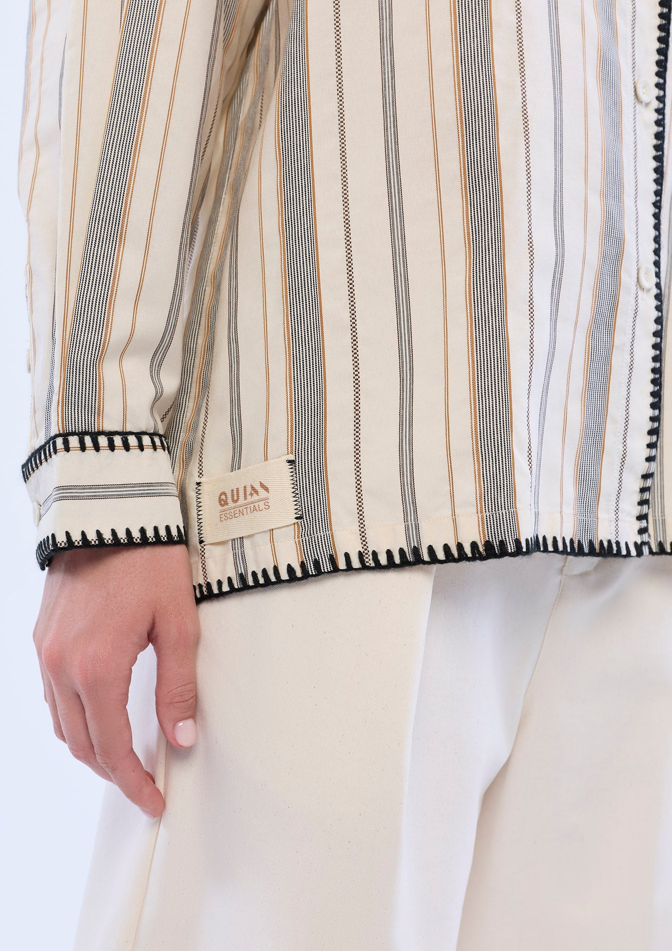 เสื้อเชิ้ตแขนยาวลายทางแต่งฝีตะเข็บคอนทราสต์