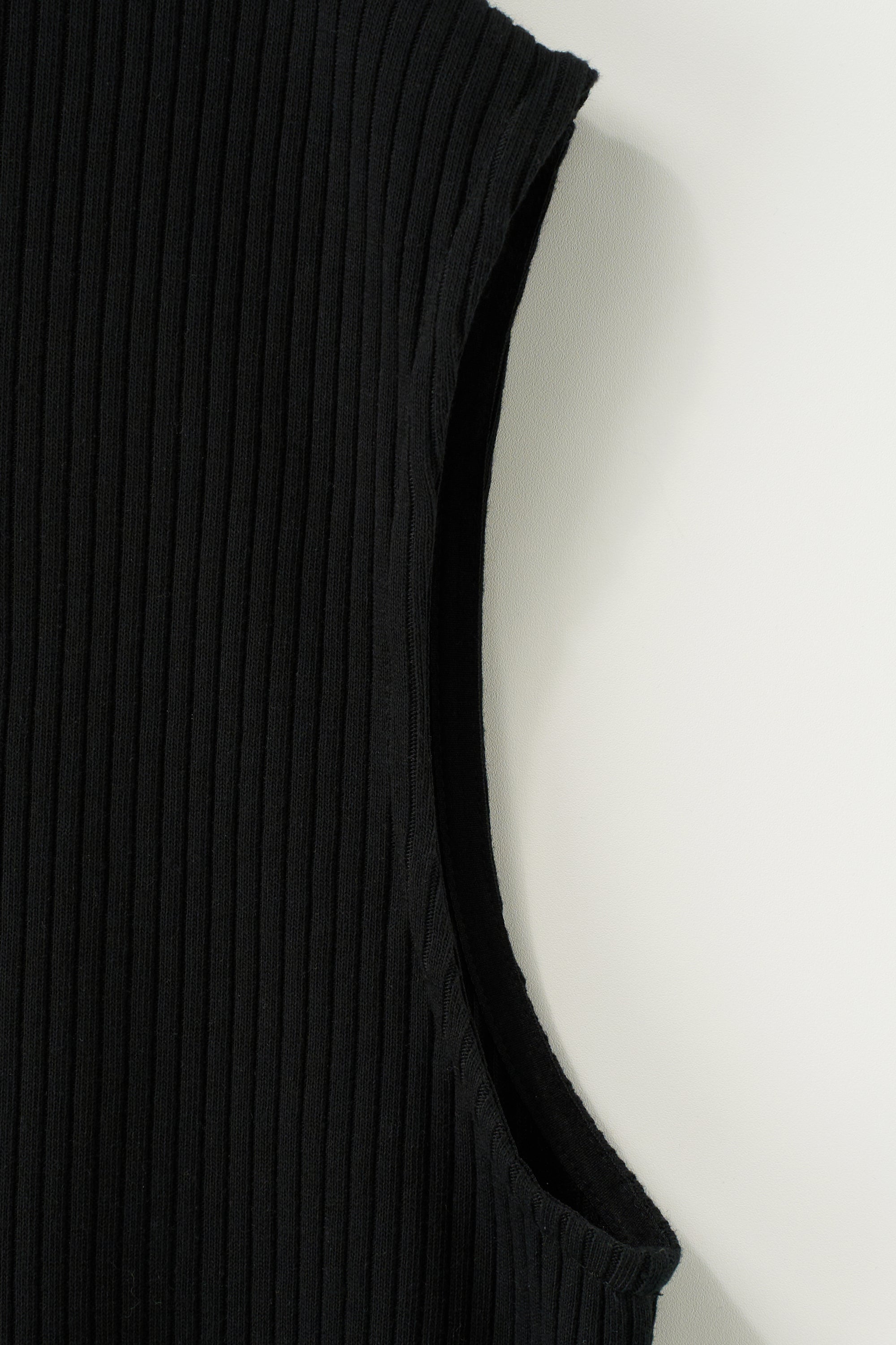 (M) Crew Neck Sleeveless Black