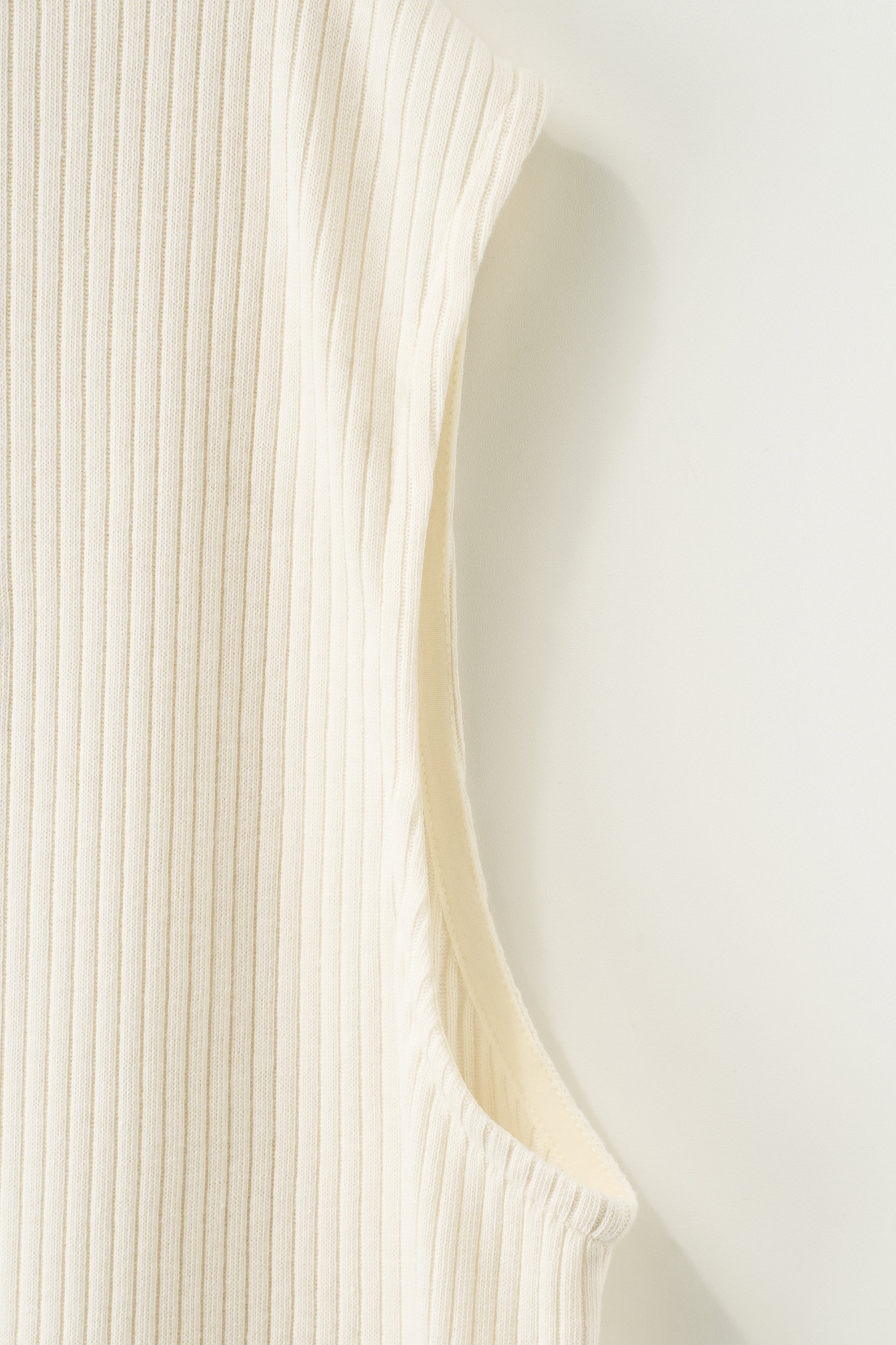 (M) Crew Neck Sleeveless Cream