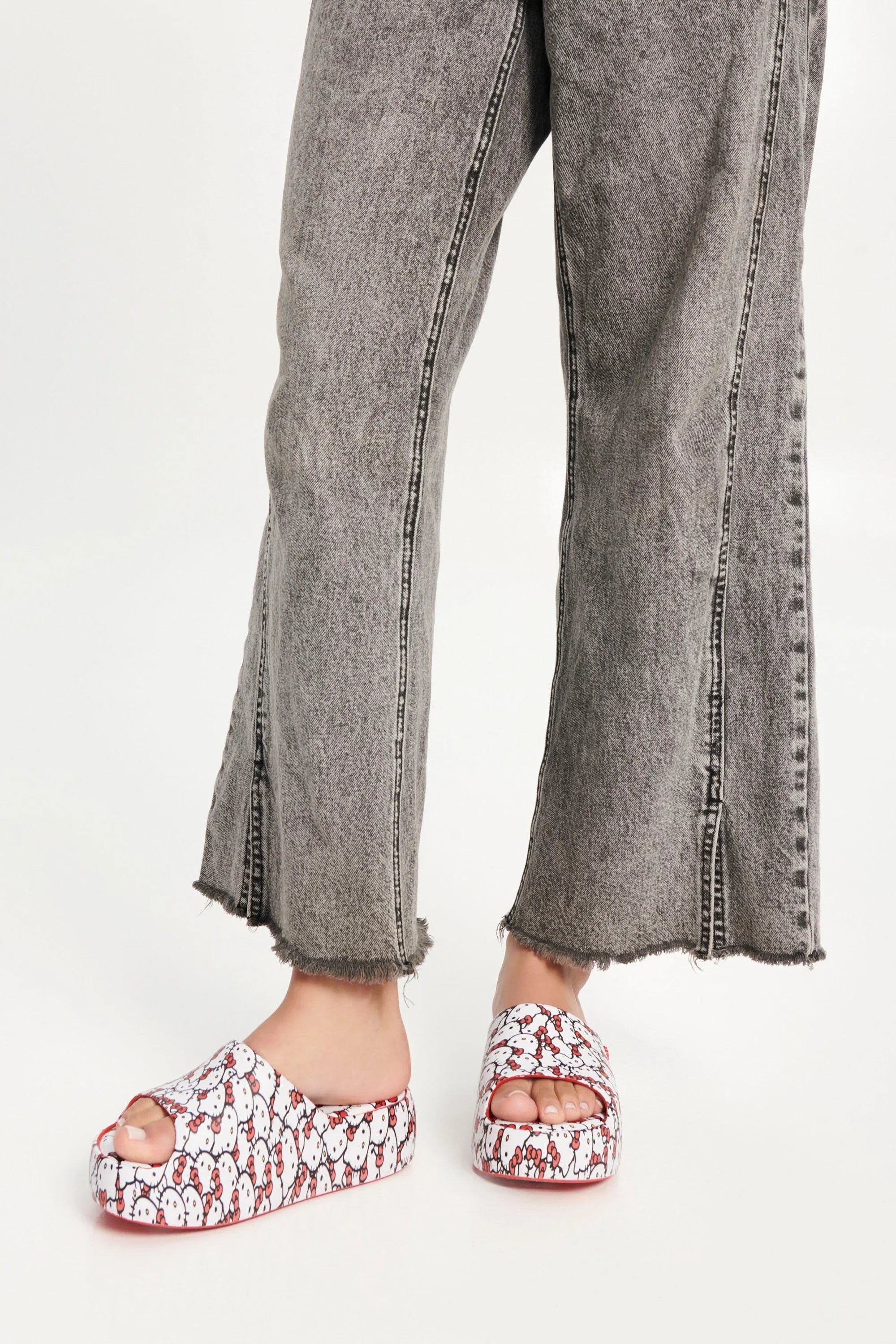 MELISSA FREE PLATFORM SLIDE + HELLO KITTY AND FRIENDS AD