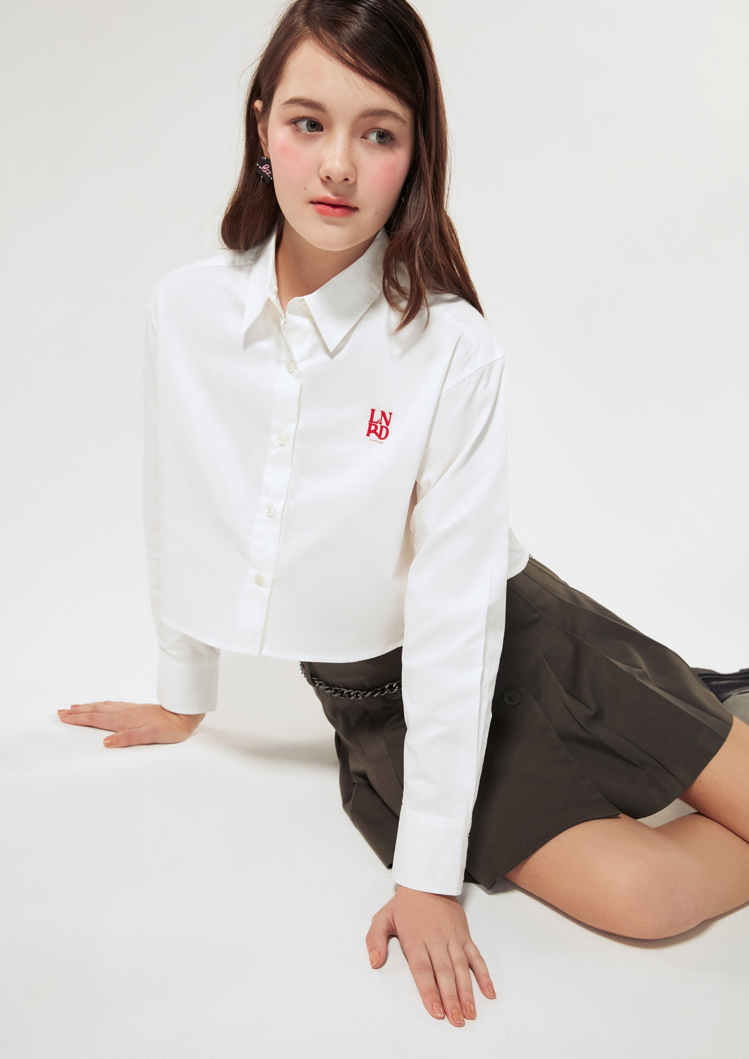 เสื้อเชิ้ตครอปแขนยาว ปักโลโก้ คอลเลกชัน Signature