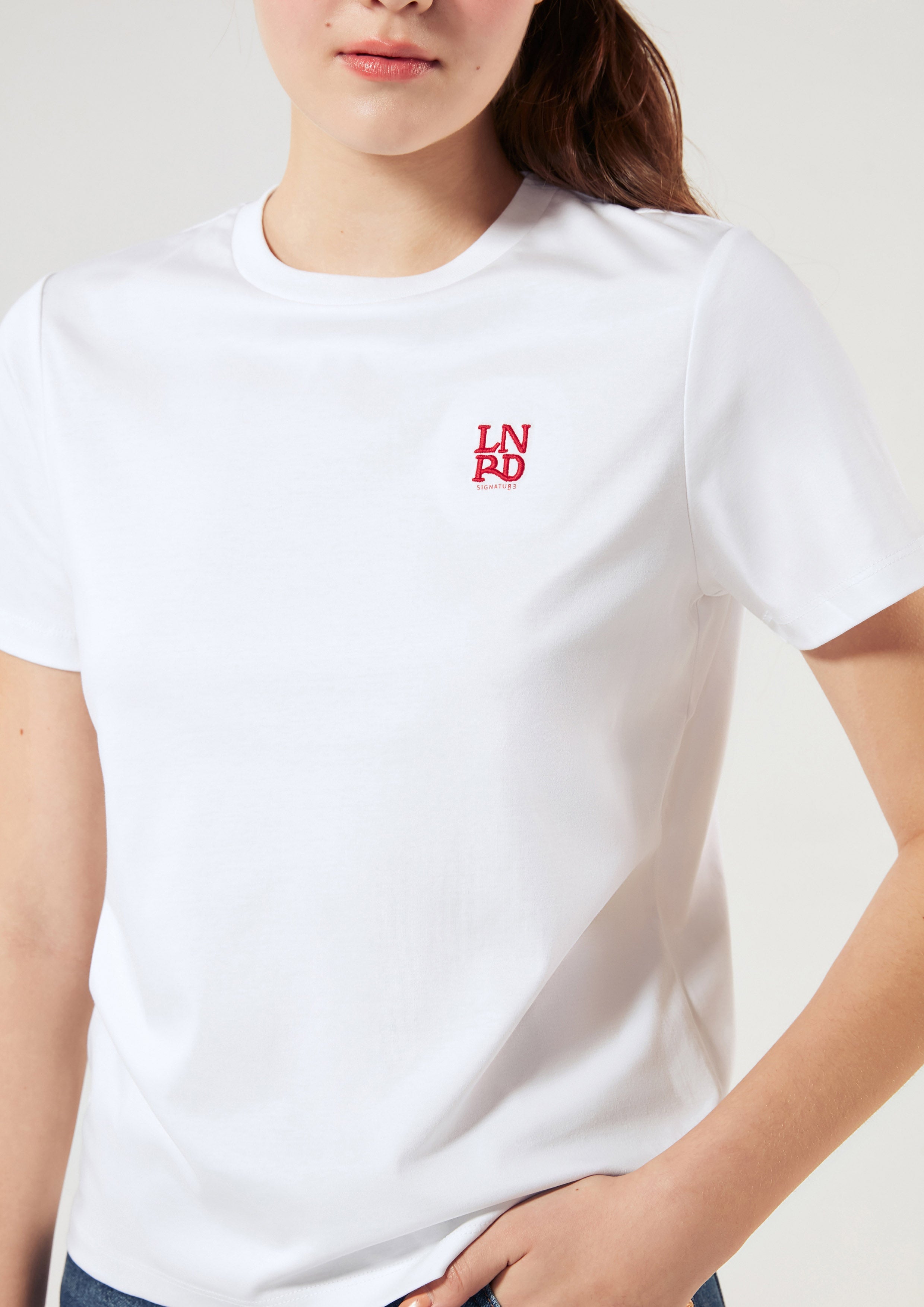 เสื้อยืดแขนสั้น ปักโลโก้ คอลเลกชัน LNRD Signature