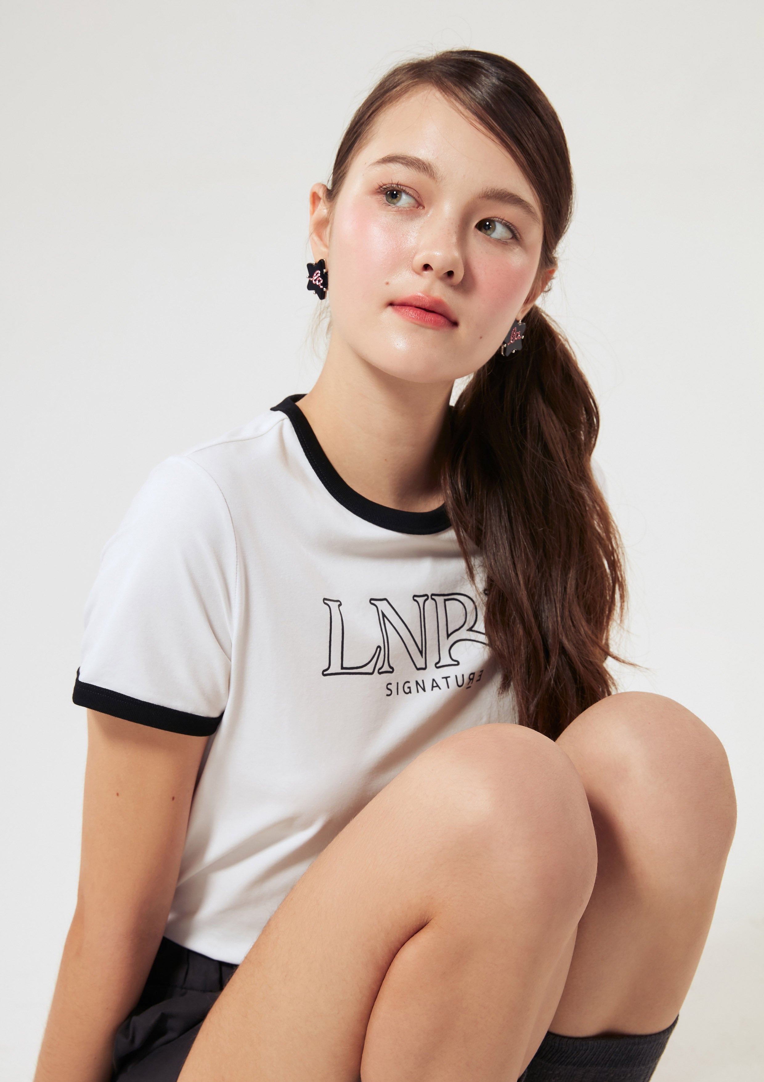 เสื้อยืดแขนสั้น ขอบสีคอนทราสต์ คอลเลกชัน LNRD Signature