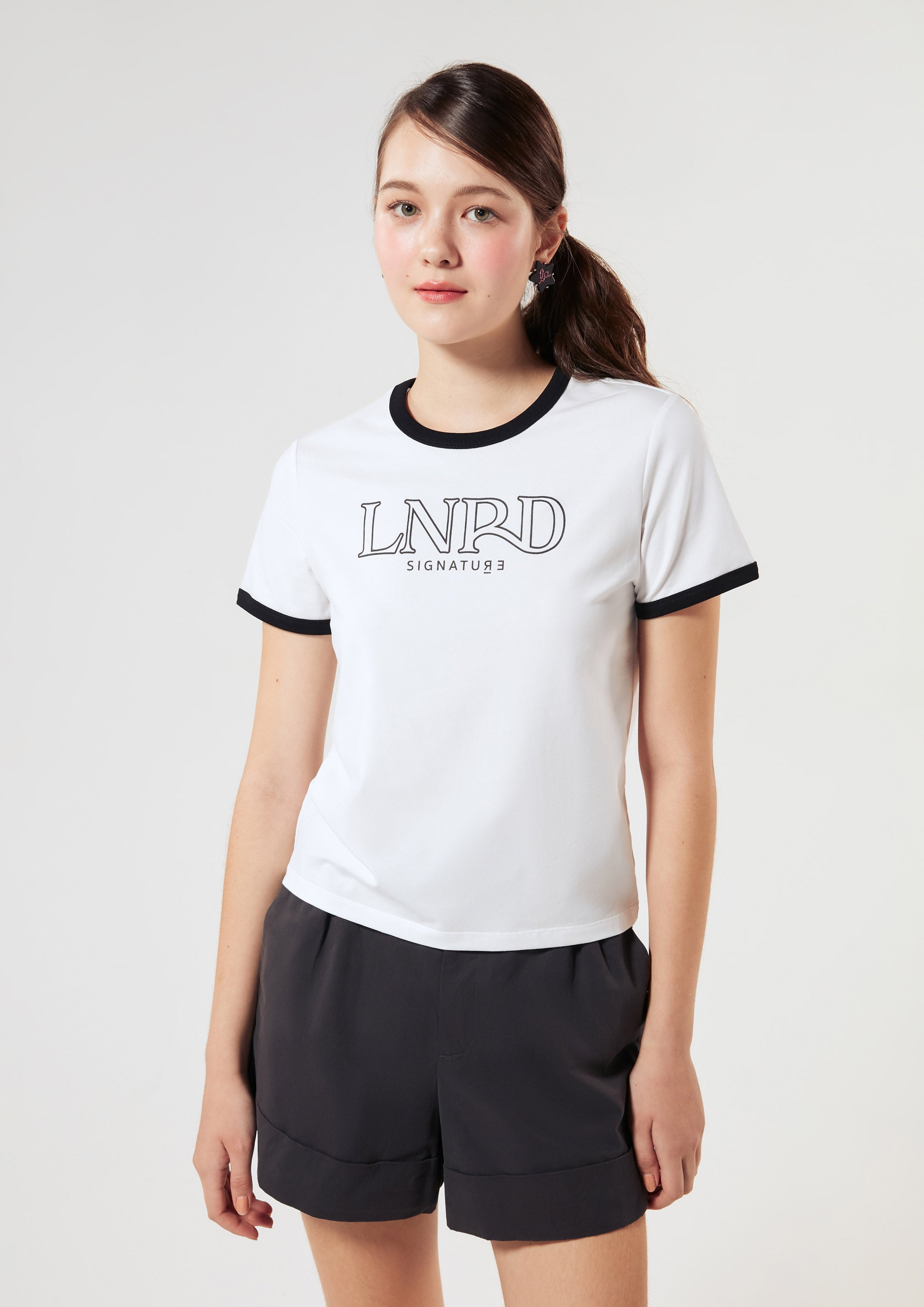 เสื้อยืดแขนสั้น ขอบสีคอนทราสต์ คอลเลกชัน LNRD Signature