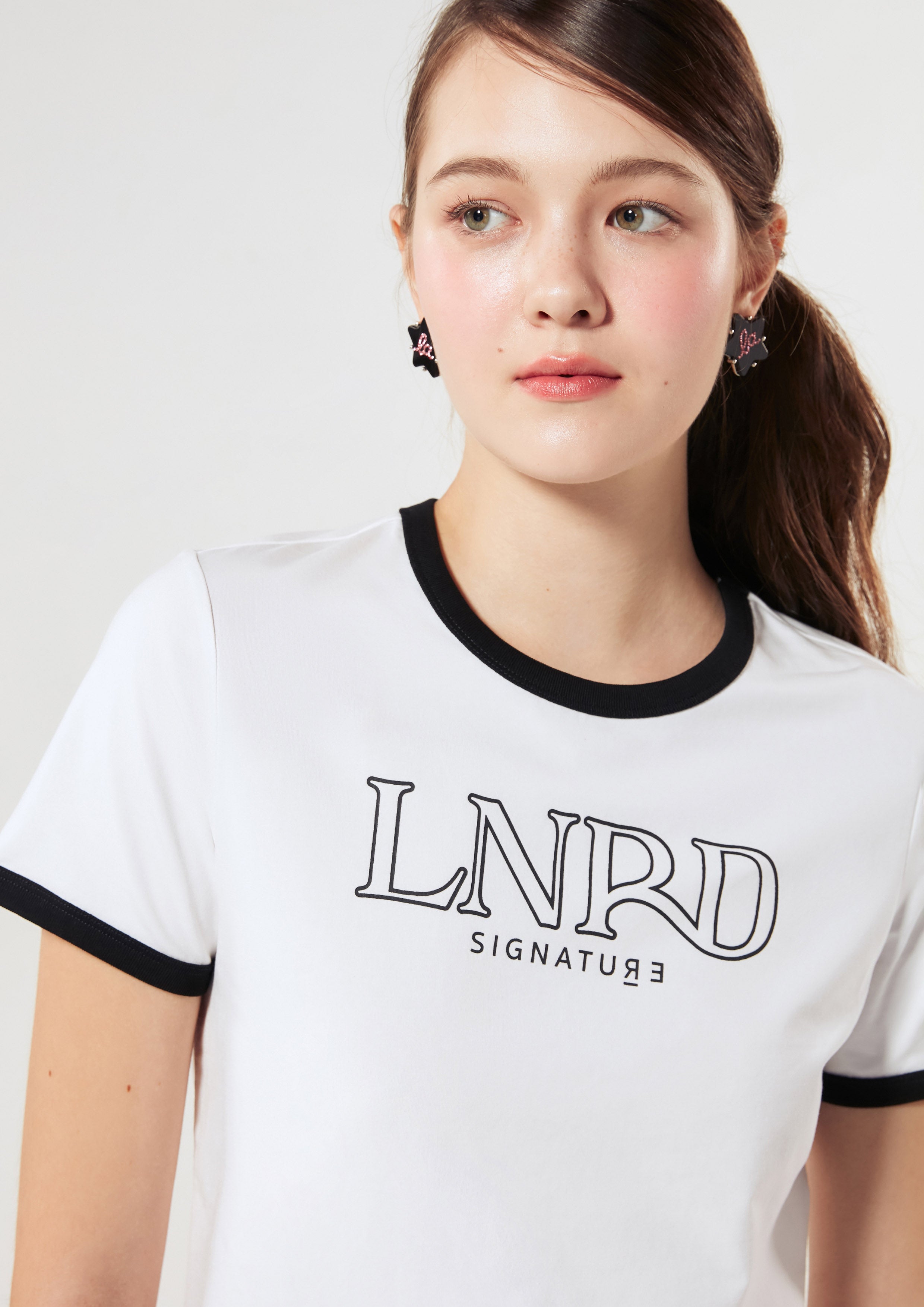 เสื้อยืดแขนสั้น ขอบสีคอนทราสต์ คอลเลกชัน LNRD Signature
