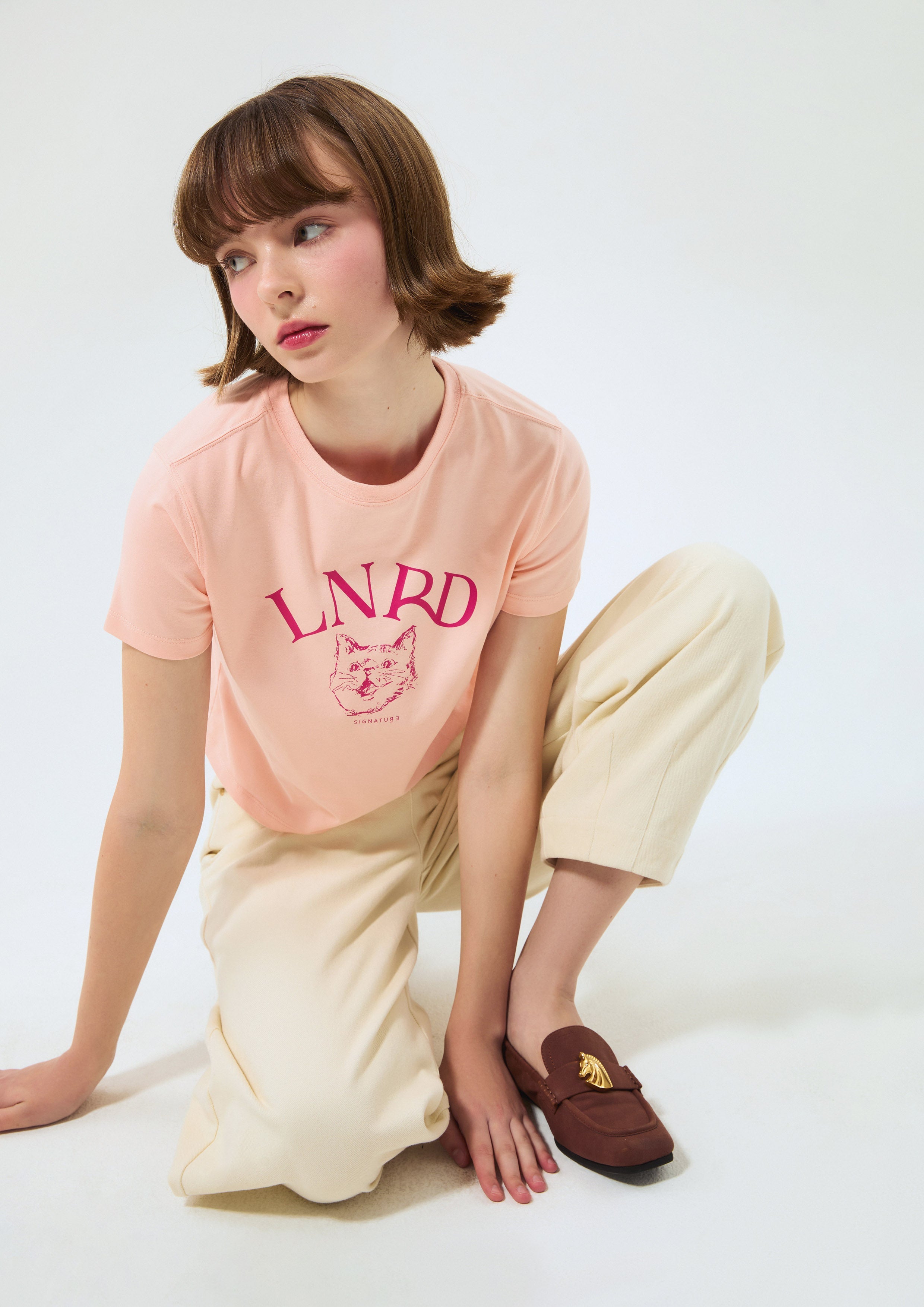 เสื้อครอปแขนสั้น พิมพ์ลายแมวและโลโก้ คอลเลกชัน LNRD Signature