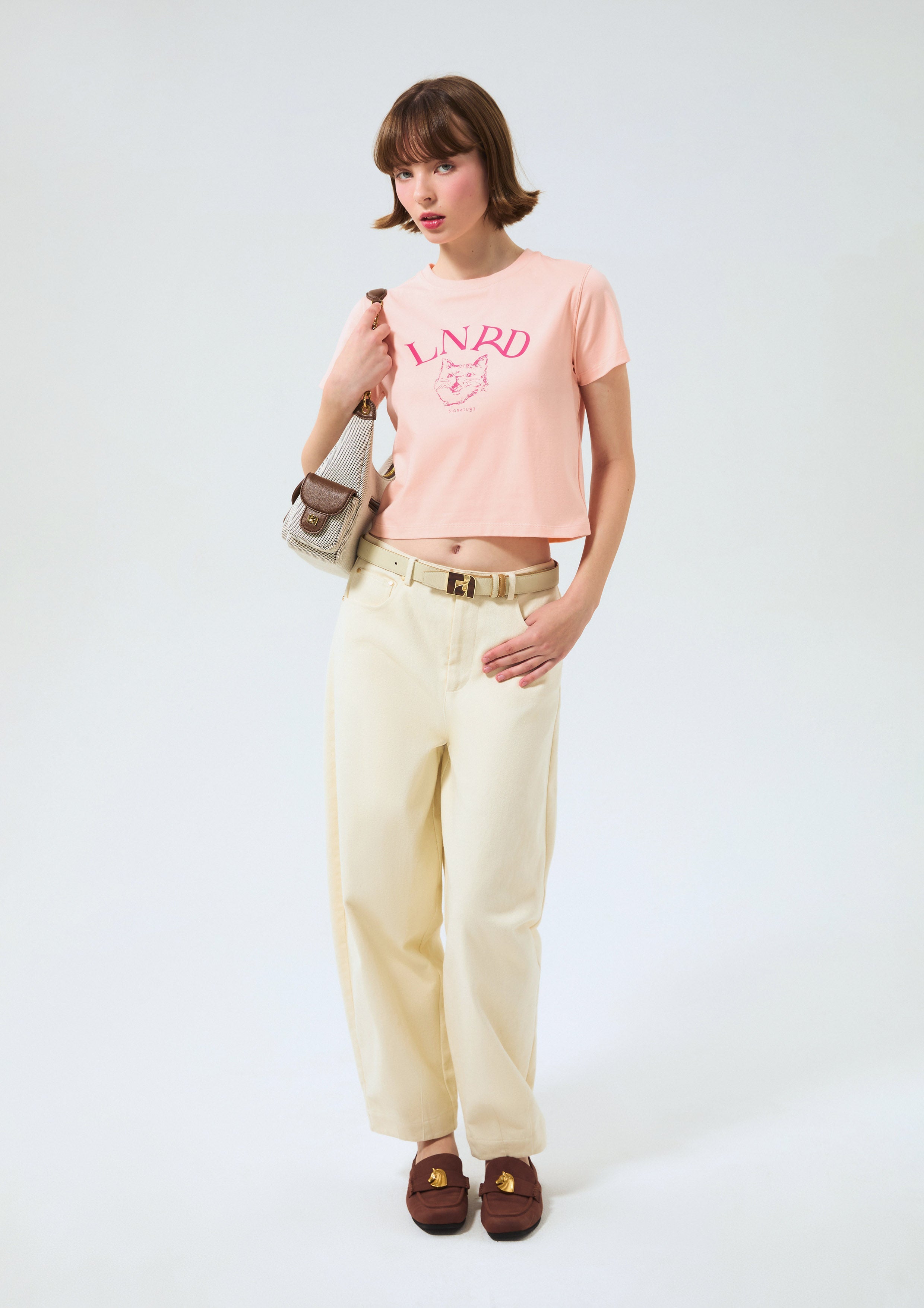 เสื้อครอปแขนสั้น พิมพ์ลายแมวและโลโก้ คอลเลกชัน LNRD Signature