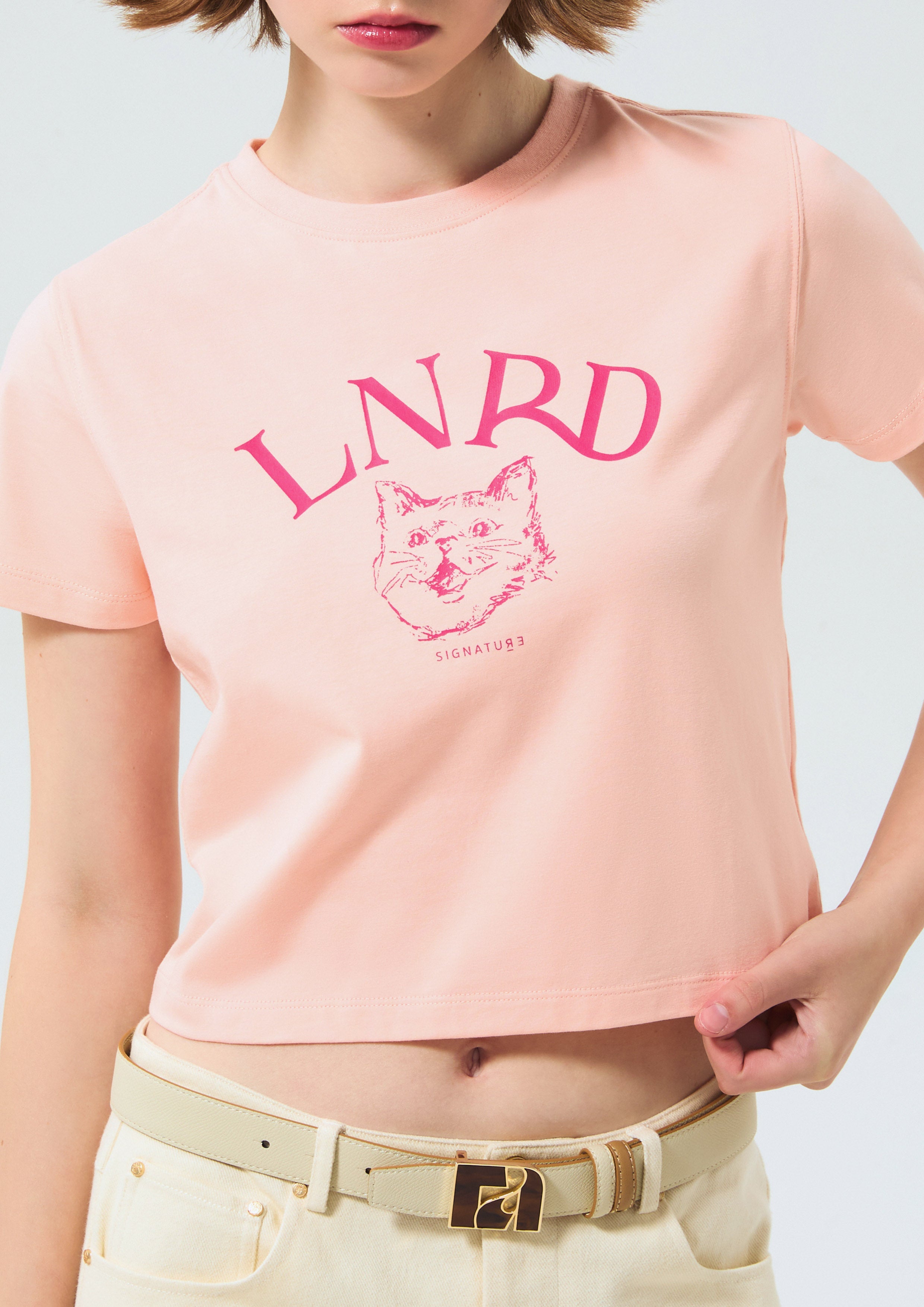 เสื้อครอปแขนสั้น พิมพ์ลายแมวและโลโก้ คอลเลกชัน LNRD Signature