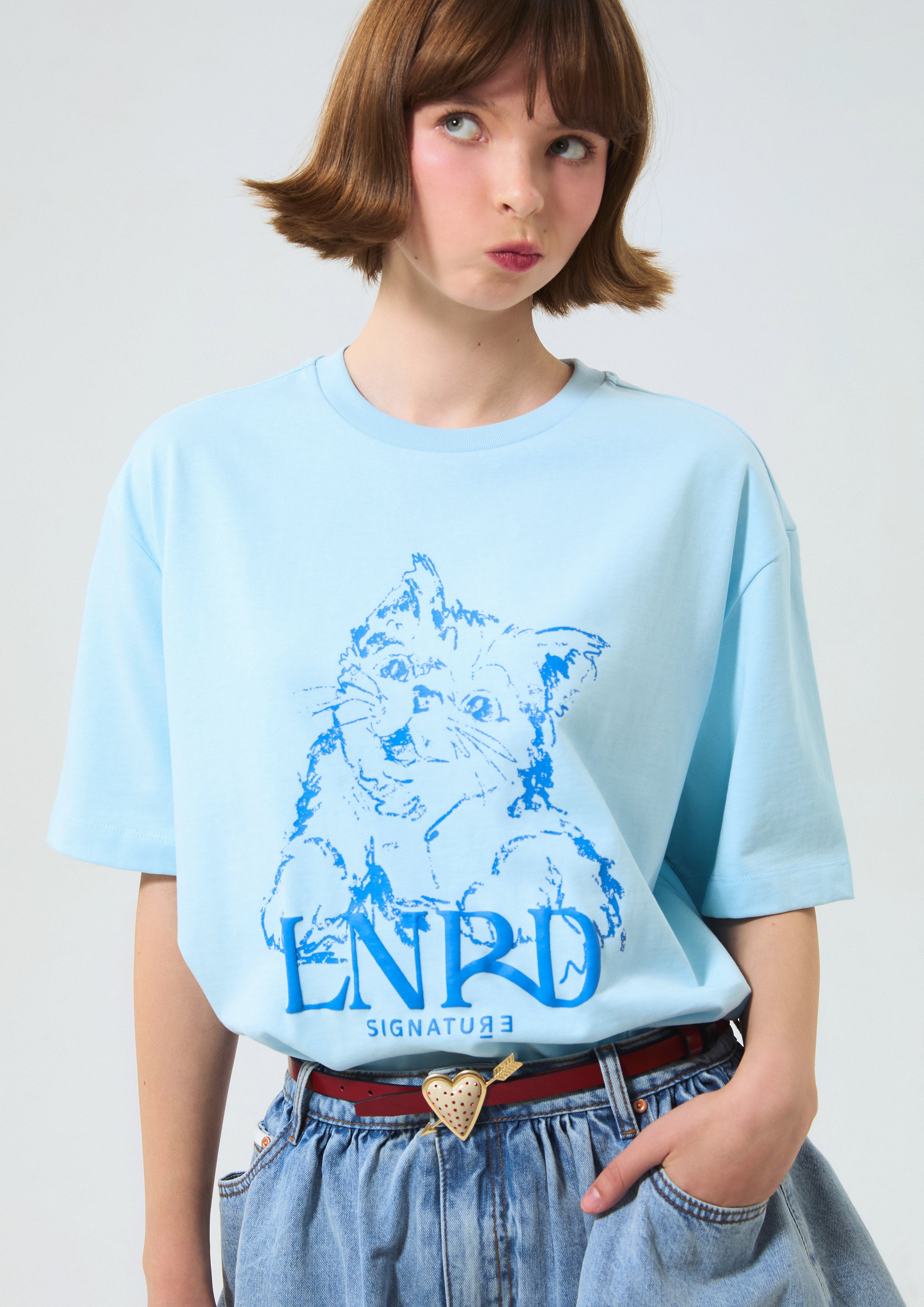 เสื้อยืดโอเวอร์ไซส์ พิมพ์ลายแมวและโลโก้ คอลเลกชัน LNRD Signature