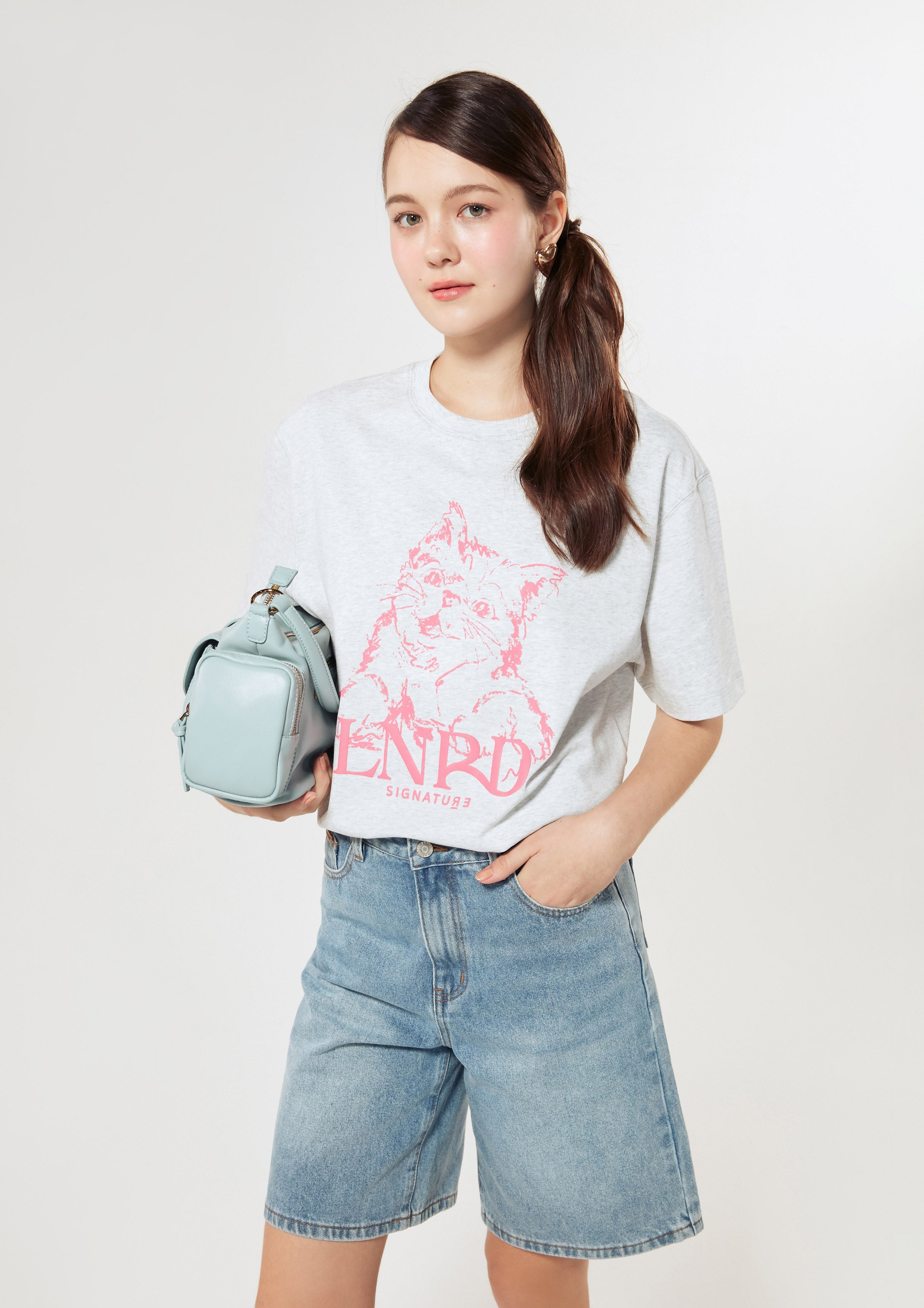 เสื้อยืดโอเวอร์ไซส์ พิมพ์ลายแมวและโลโก้ คอลเลกชัน LNRD Signature