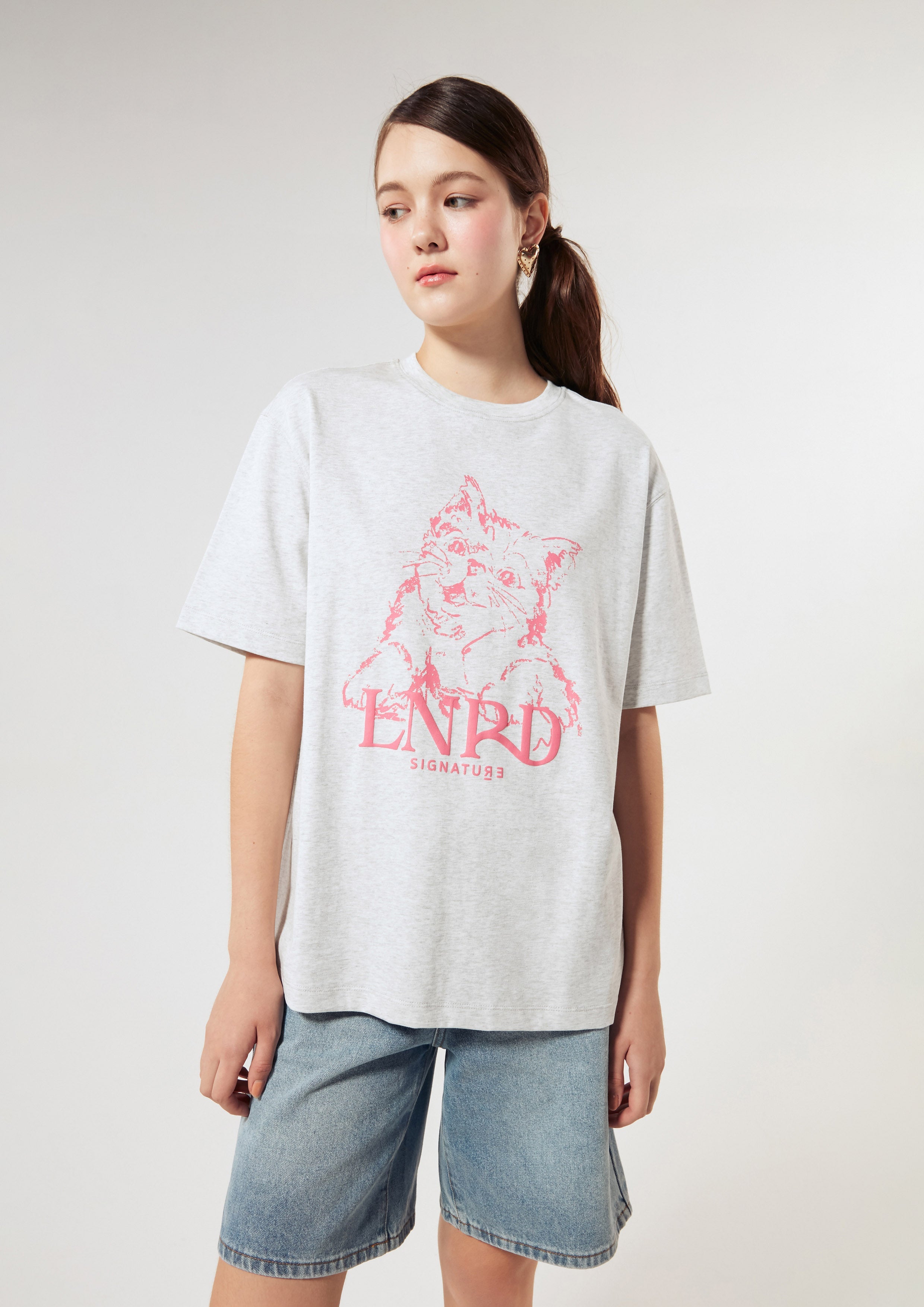 เสื้อยืดโอเวอร์ไซส์ พิมพ์ลายแมวและโลโก้ คอลเลกชัน LNRD Signature