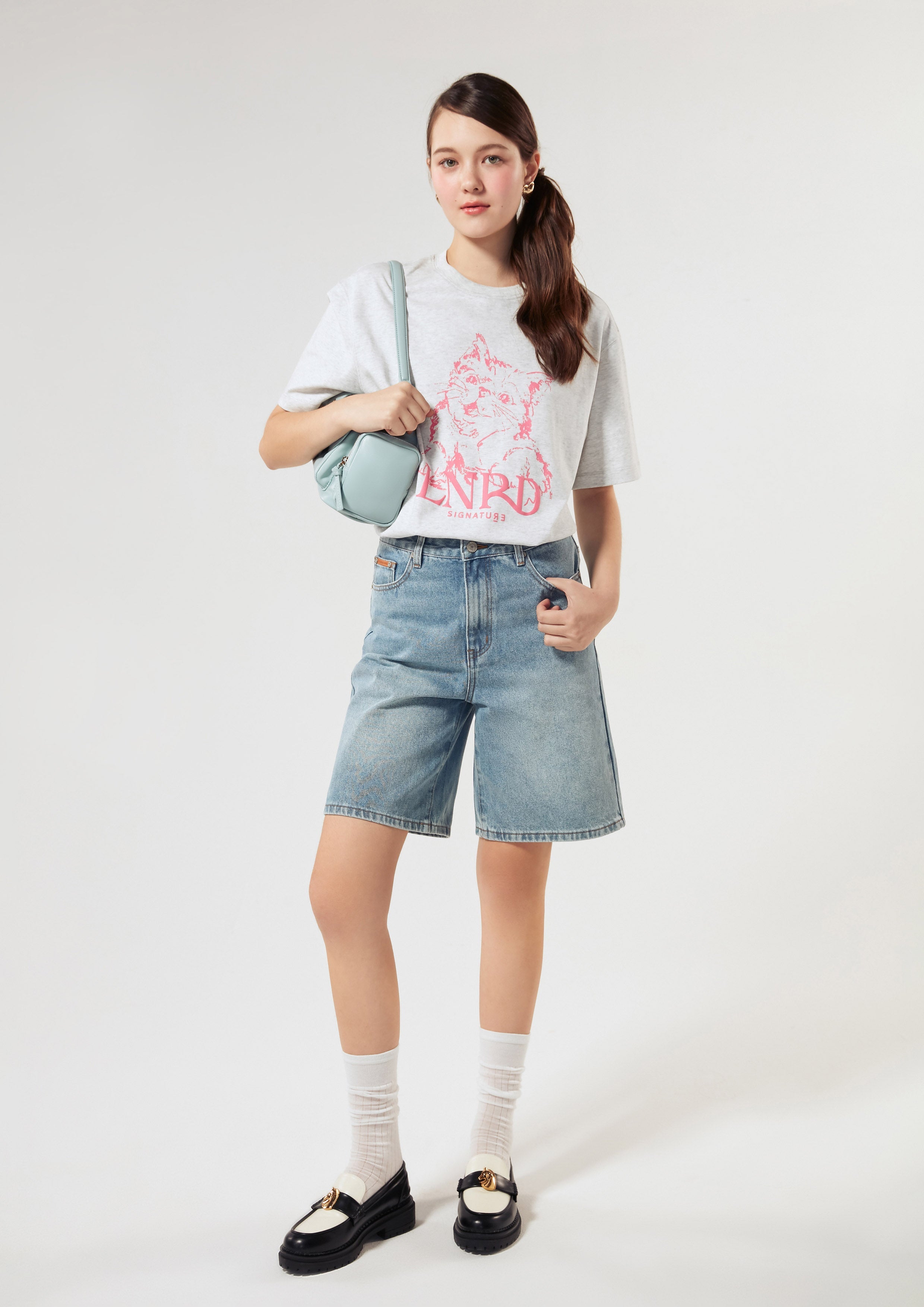 เสื้อยืดโอเวอร์ไซส์ พิมพ์ลายแมวและโลโก้ คอลเลกชัน LNRD Signature