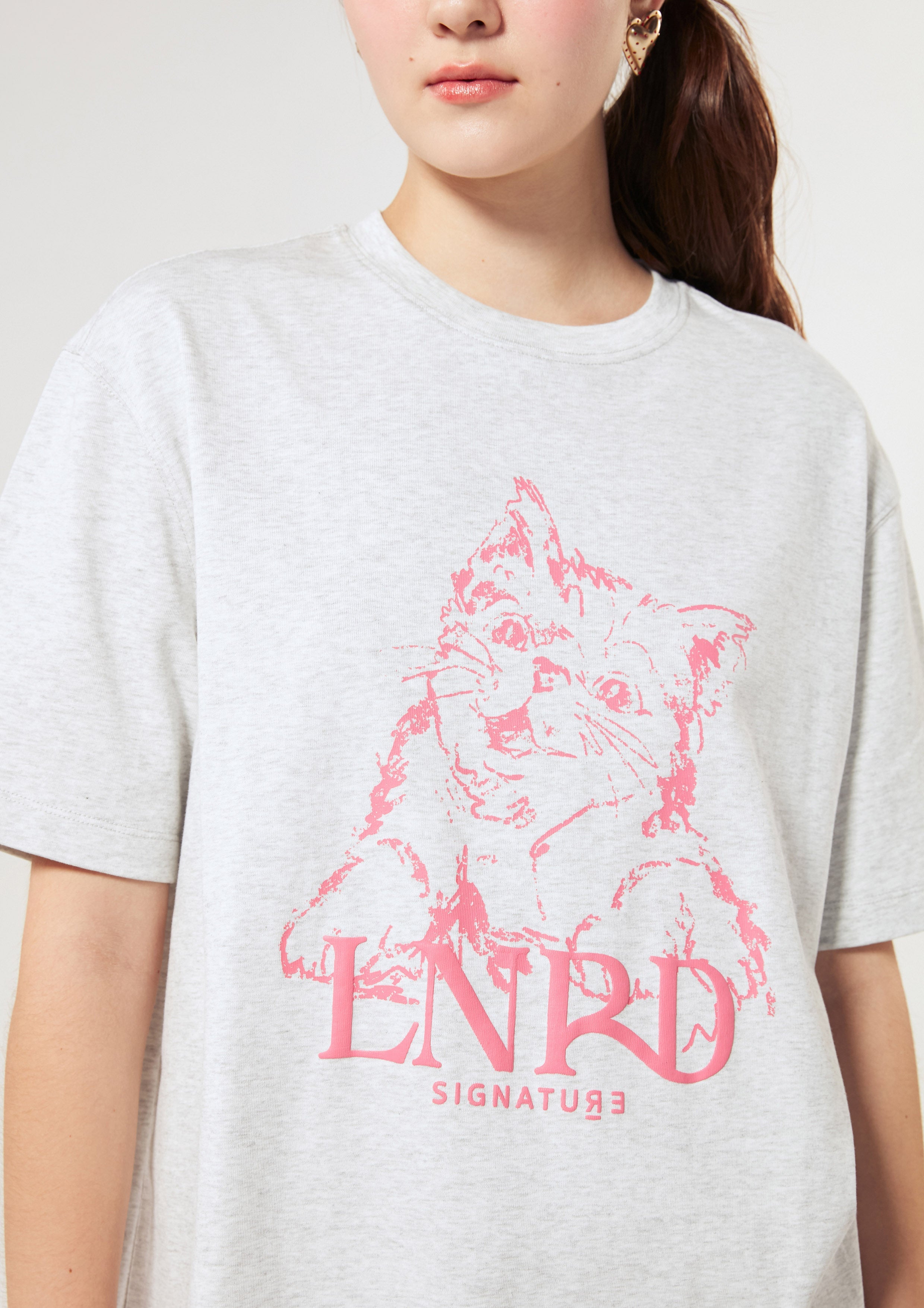 เสื้อยืดโอเวอร์ไซส์ พิมพ์ลายแมวและโลโก้ คอลเลกชัน LNRD Signature