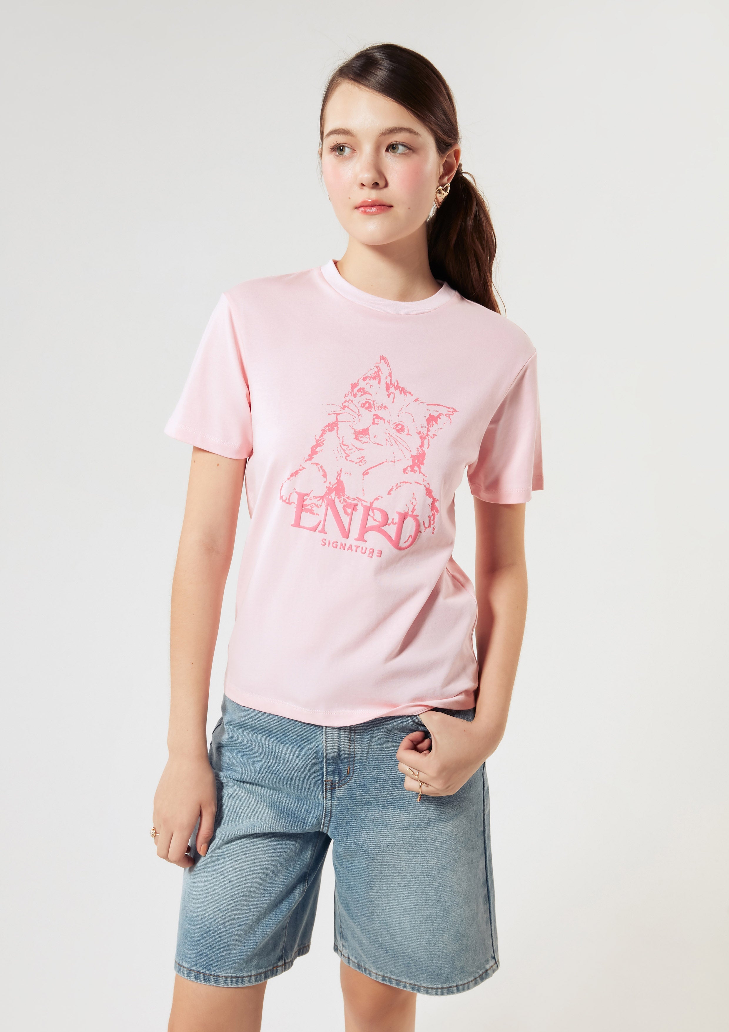 เสื้อยืดทรงสลิม พิมพ์ลายแมวและโลโก้ คอลเลกชัน LNRD Signature