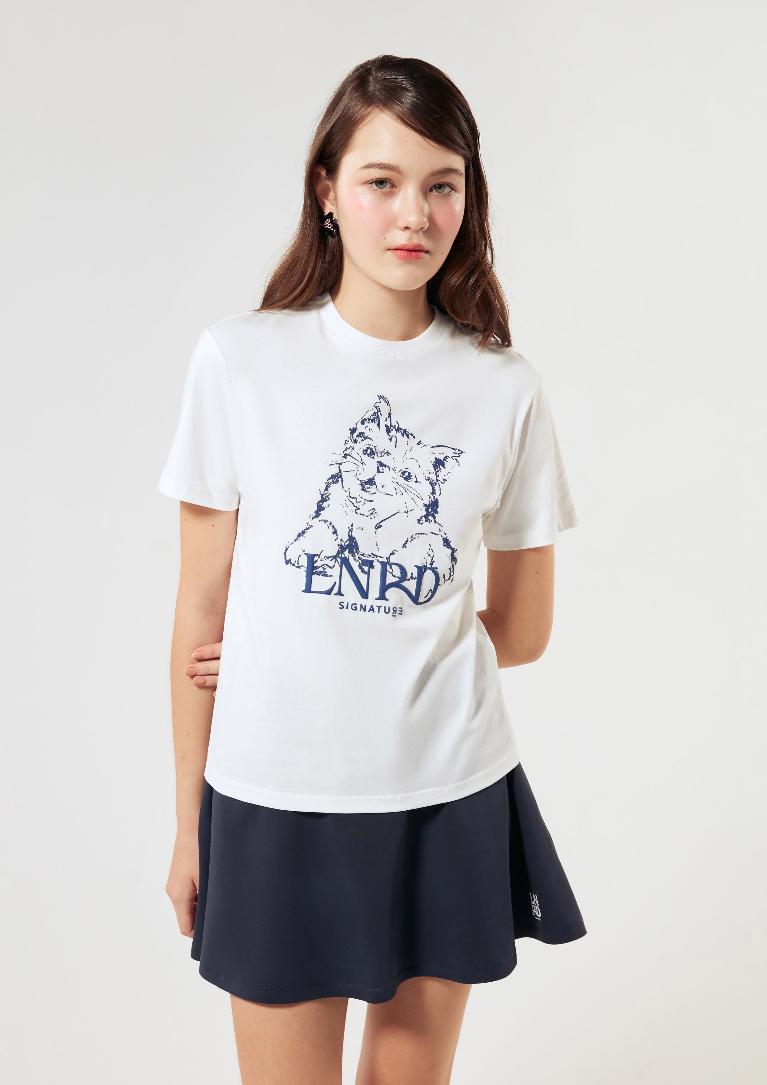 เสื้อยืดทรงสลิม พิมพ์ลายแมวและโลโก้ คอลเลกชัน LNRD Signature