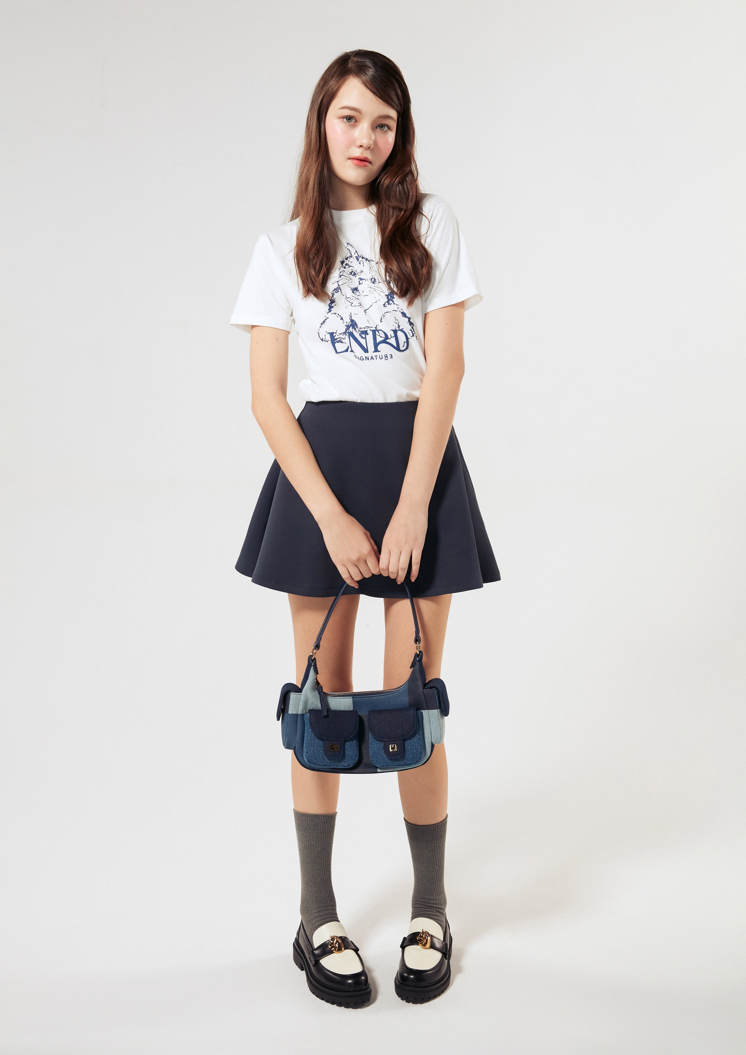เสื้อยืดทรงสลิม พิมพ์ลายแมวและโลโก้ คอลเลกชัน LNRD Signature