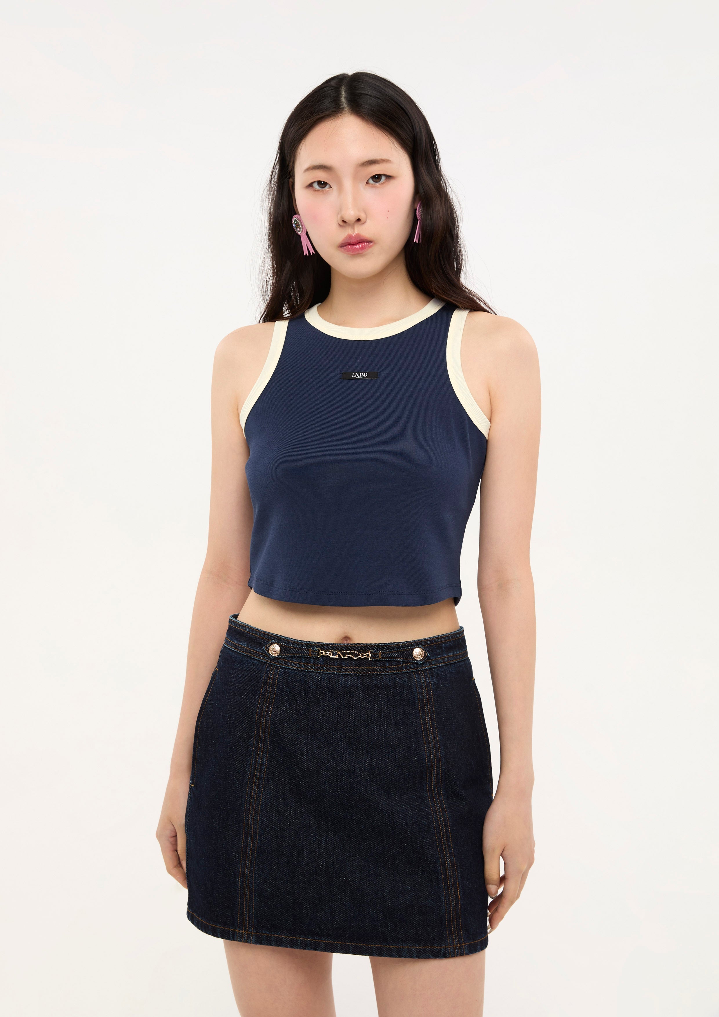 เสื้อครอปแต่งโลโก้ขอบคอนทราสต์ คอลเลกชัน LNRD Signature